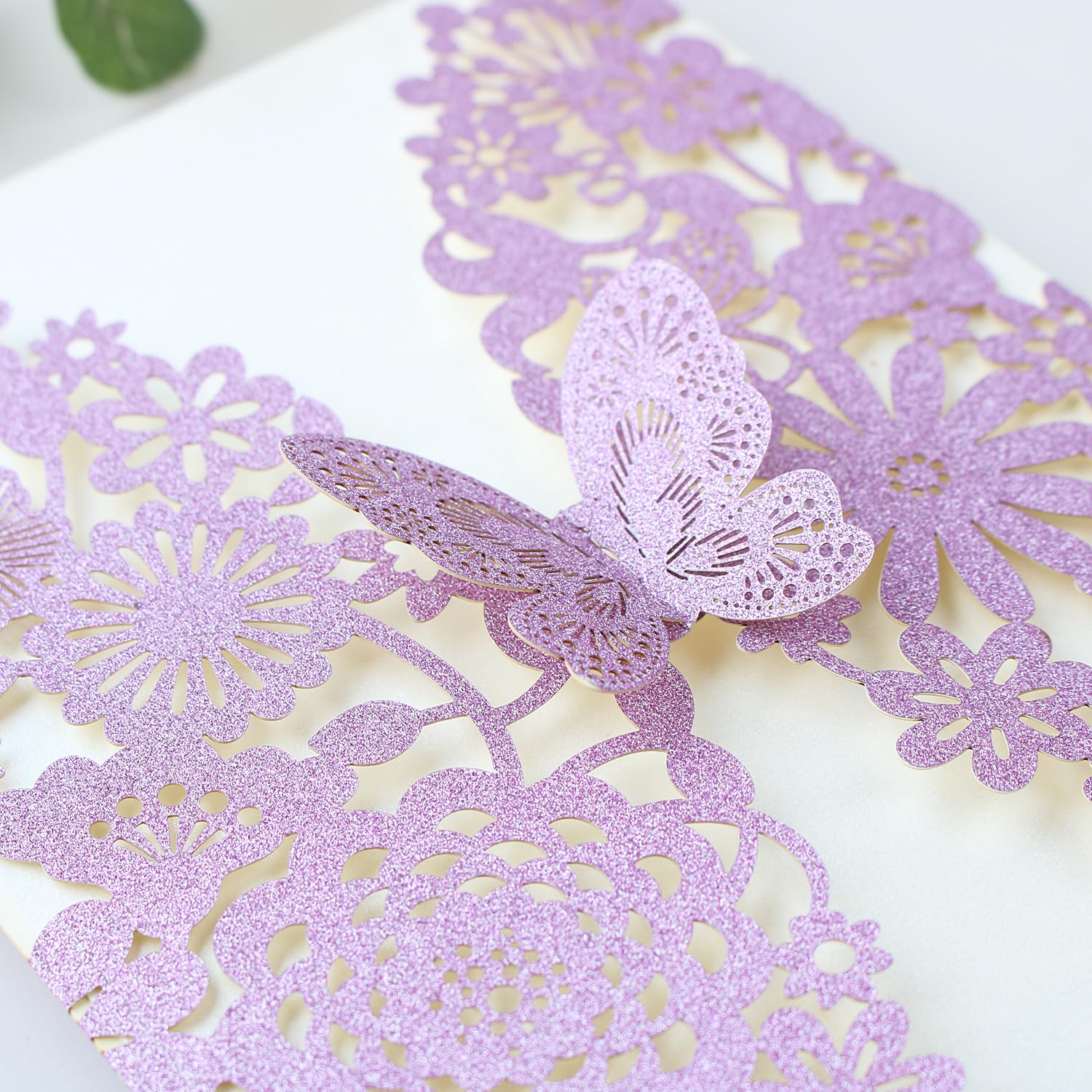 Hosmsua 50PCS Tarjetas de invitación de boda púrpura personalizadas con invitaciones y sobres de mariposa Flora cortados con láser para la ducha nupcial de cumpleaños de Quinceañera (brillo púrpura)