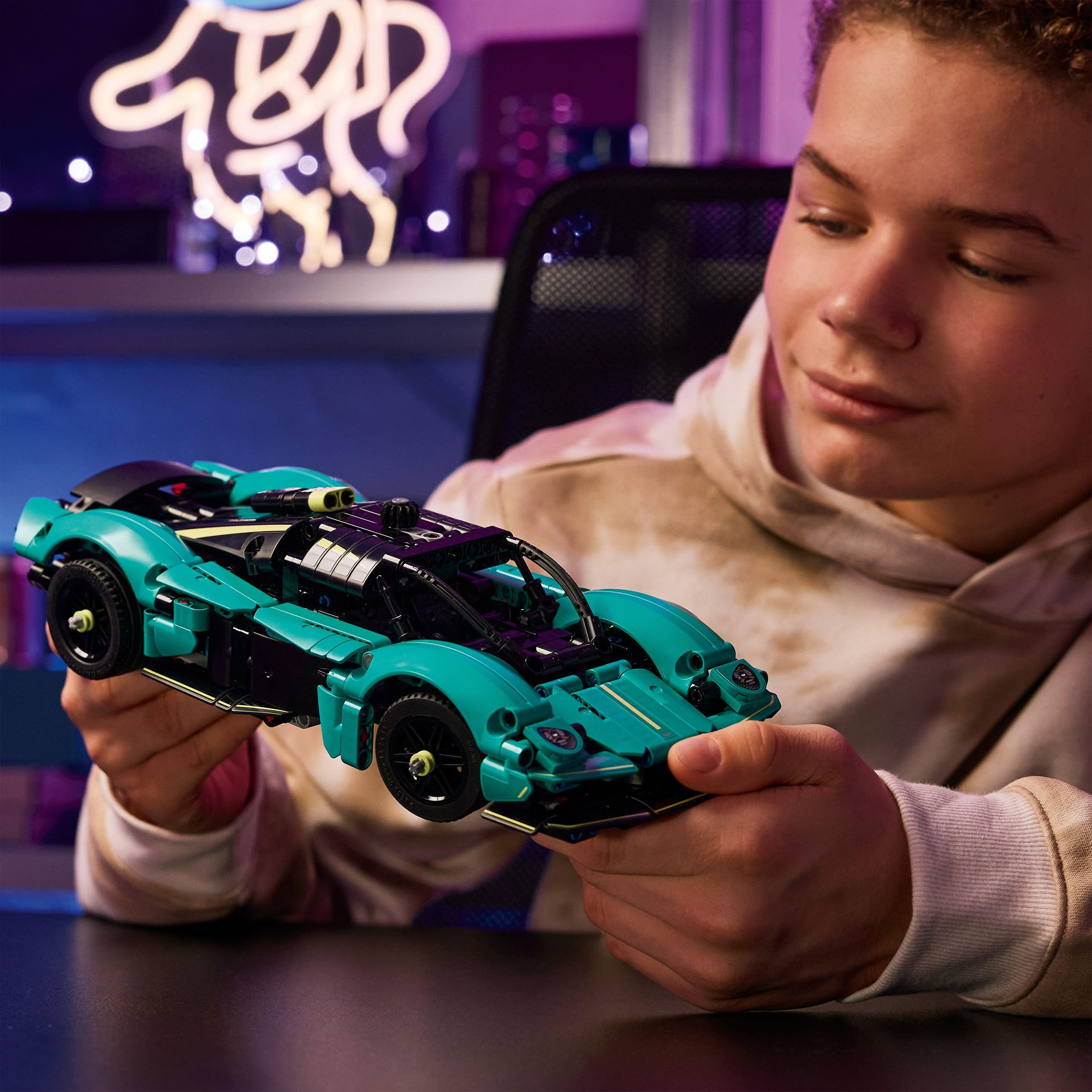 LEGO Technic Aston Martin Valkyrie - Maqueta de Coche de Juguete con Motor V12 y Puertas de Alas de Gaviota Que Se Abren - Coches de Colección - Regalo para Niños y Niñas de 9+ Años 42208