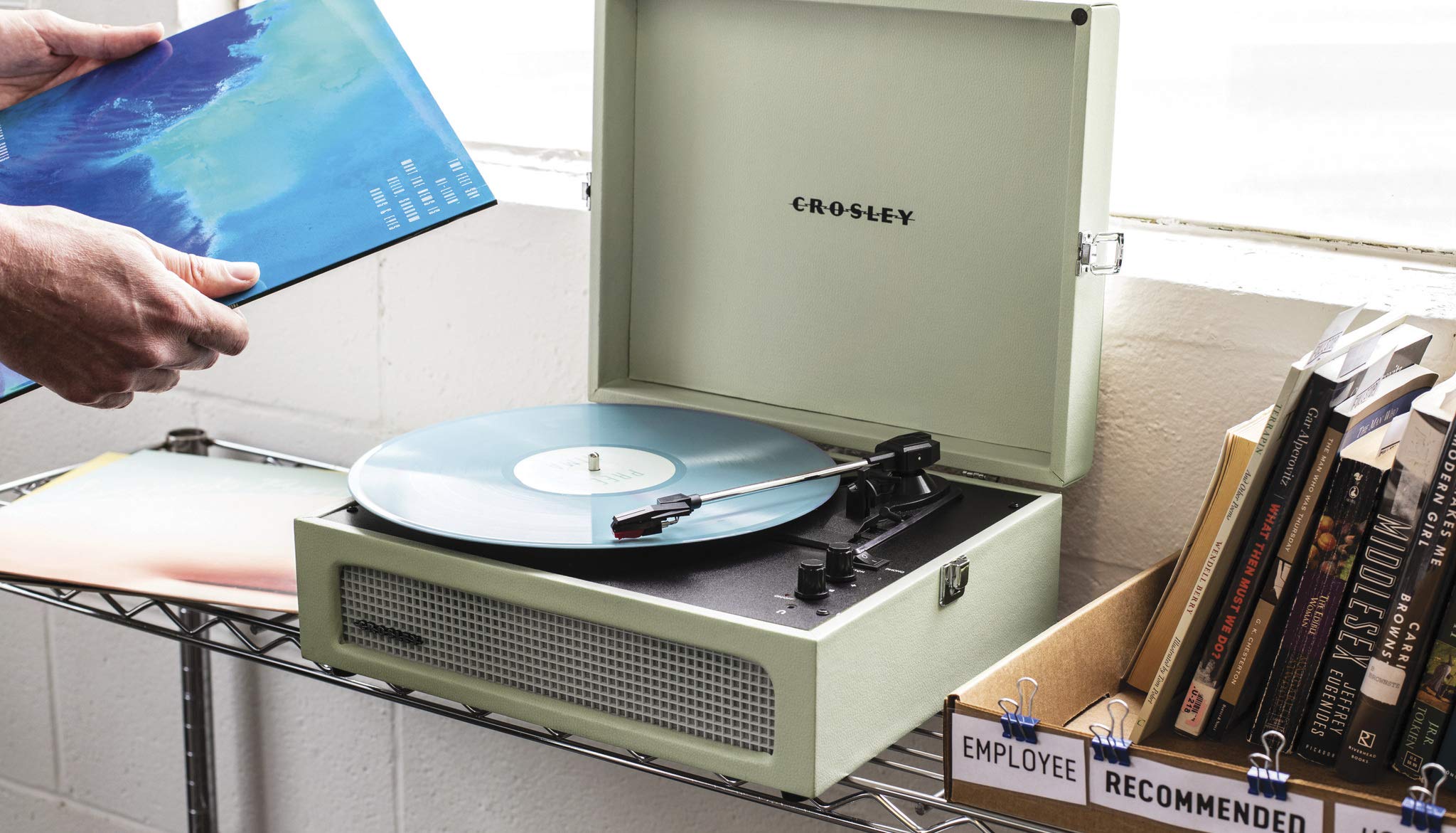 Crosley Voyager Giradischi con 2 altoparlanti, Bluetooth In & Out e AUX - Giradischi Vintage a 3 velocità - Per vinili da 7", 10" e 12" - Portatile con custodia integrata - Sage