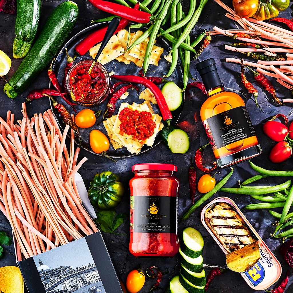 Caravella Fine Food – Italienisches Feinkost Geschenkset „Peperoncino“ – Chili Spaccatelli Pasta, Chili Olivenöl, Arrrabbiata Saucen, Burschetta-Chilisauce,Makrele in Olivenöl mit Chili, Bier, Snacks