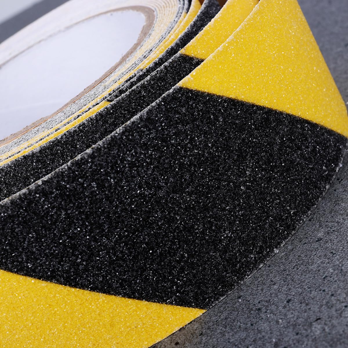 KOMBIUDA 2 Nastro Antiscivolo Sicurezza Nero Giallo Adesivo per Gradini e Aree Rischio Resistente e Ben Segnalato per Uso ed Esterno