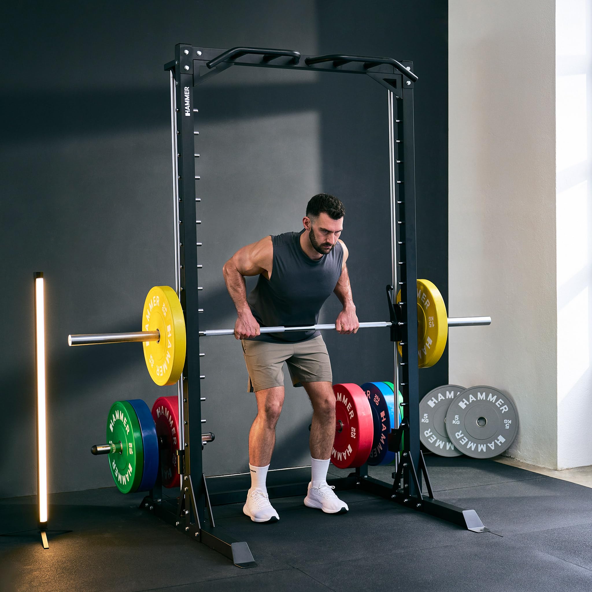HAMMER Multipresse MA50 – Kraftstation für Zuhause mit geführter Hantelstange, Multigrip-Klimmzugstange & Safety-Bars, 4 Scheibenhalter, platzsparend & robust, bis 130 kg