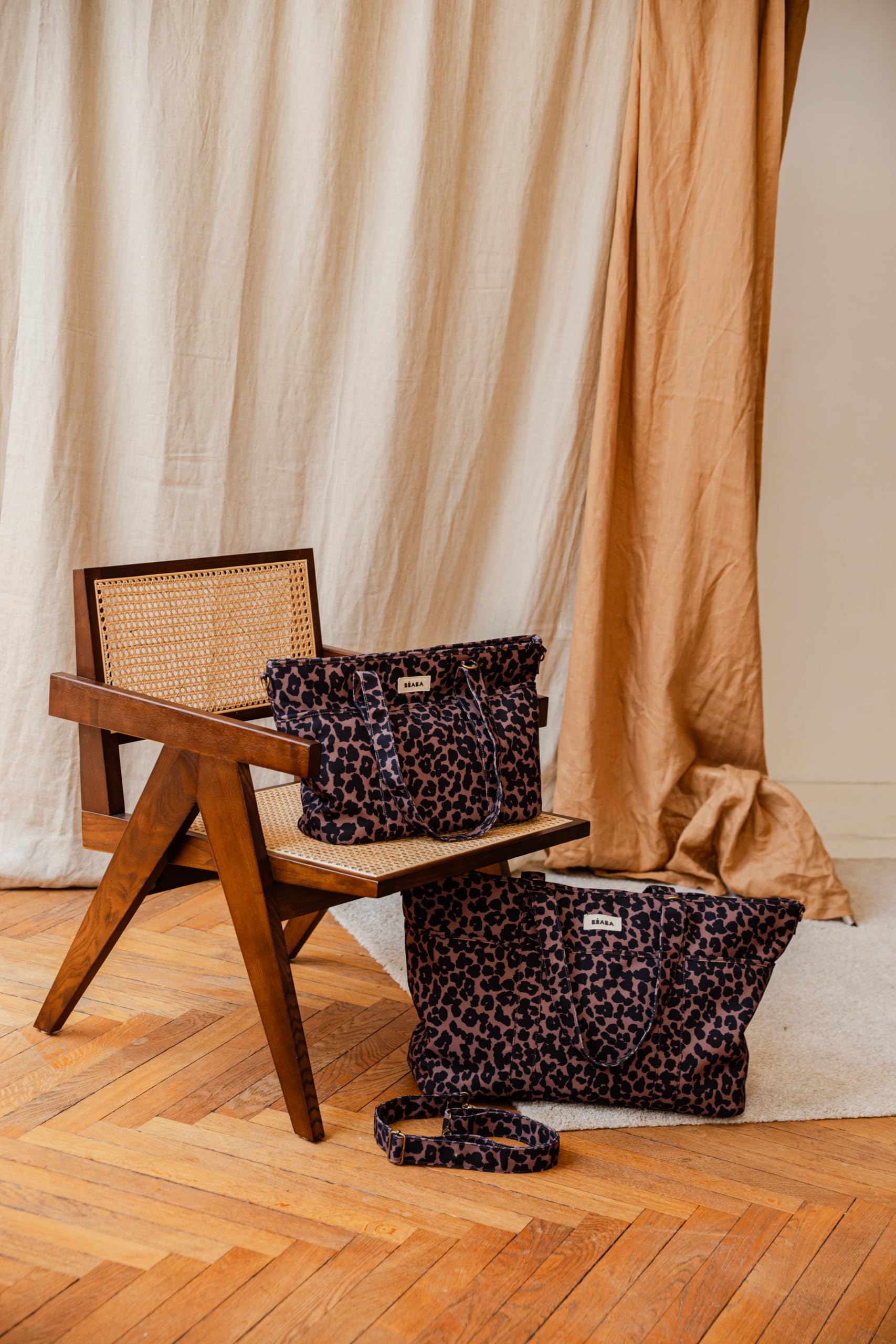 BÉABA Borsa Fasciatoio Bebè Madrid 22L – Borsa Pannolini Tipo Tote, Unisex Mamma e Papà, 11 Tasche, Tasca Termica, Aggancio Passeggino, Fasciatoio Imbottito – Leopardo