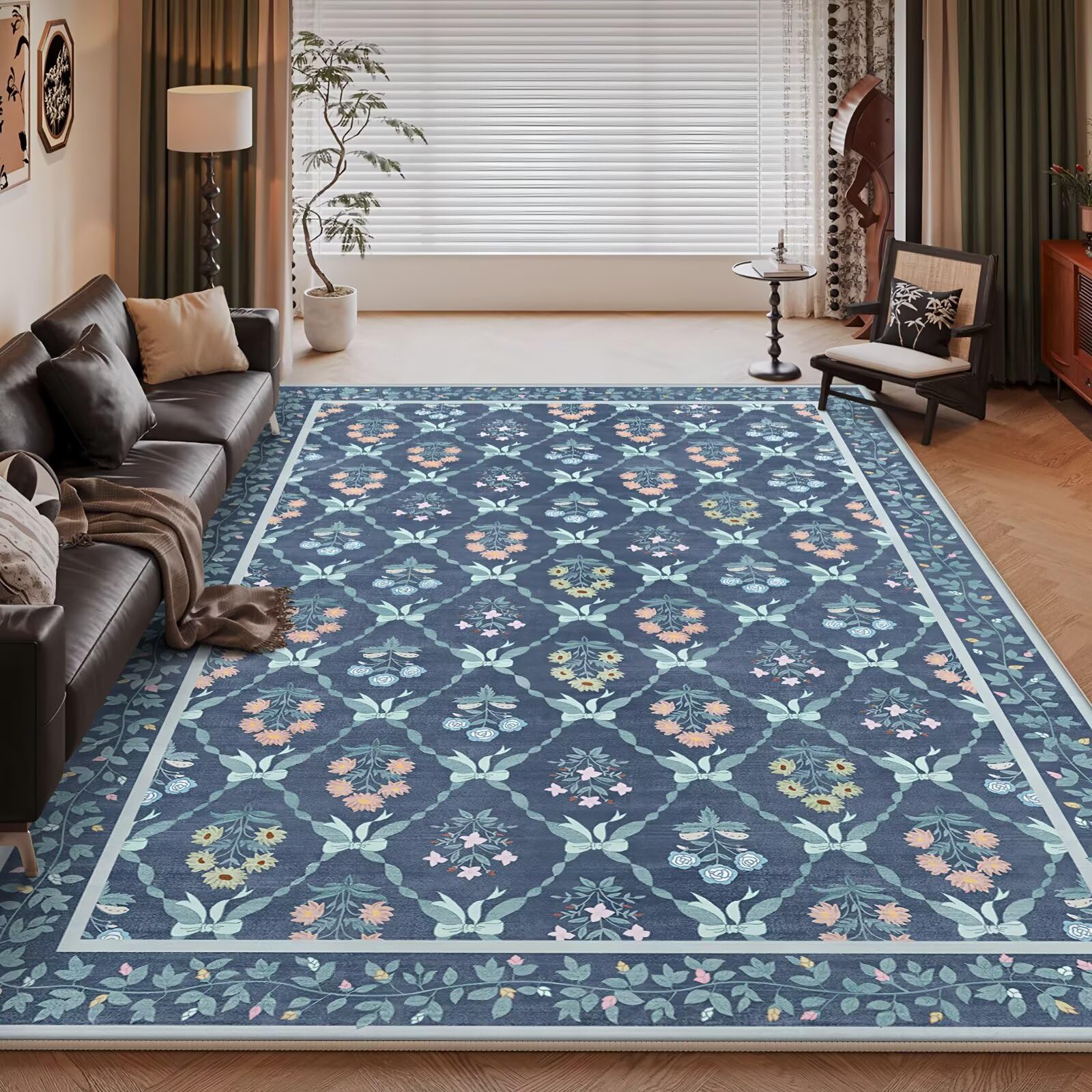 Alfombra salón pelo corto de 100x200cm debajo de la silla azul