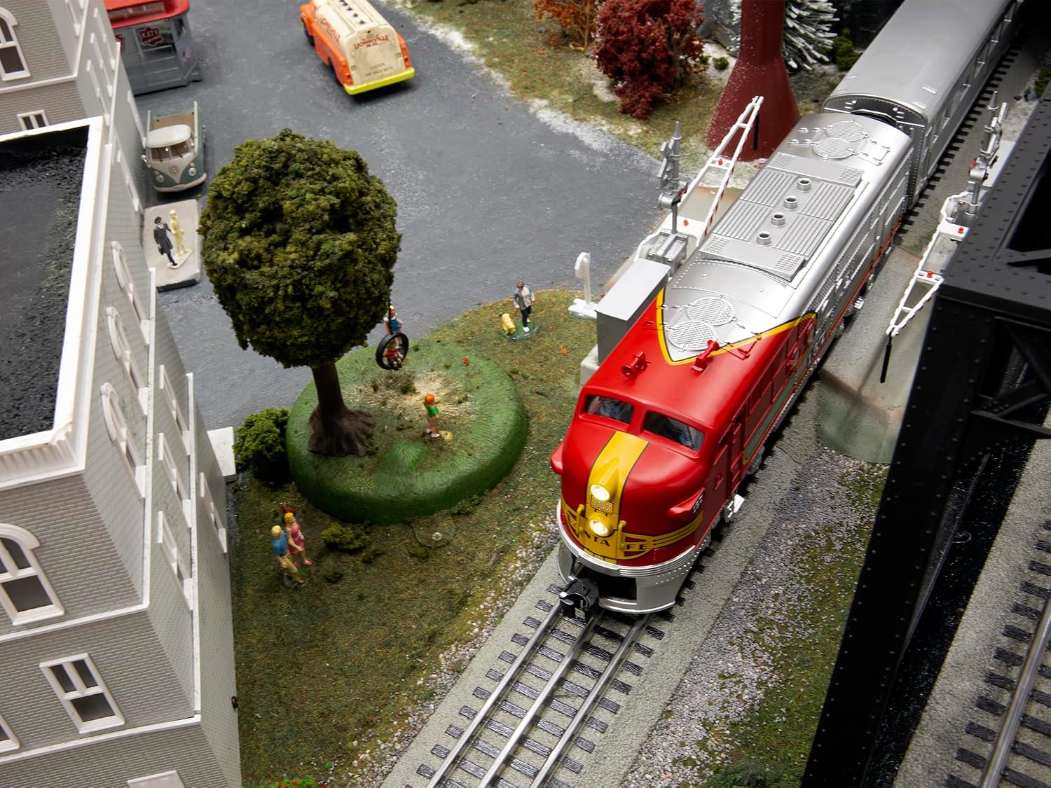 Lionel Santa Fe Super Chief LionChief Bluetooth 5.0 O Gauge Train Set with Voice Control, Sounds, Lights, and FasTrack - (No Remote)