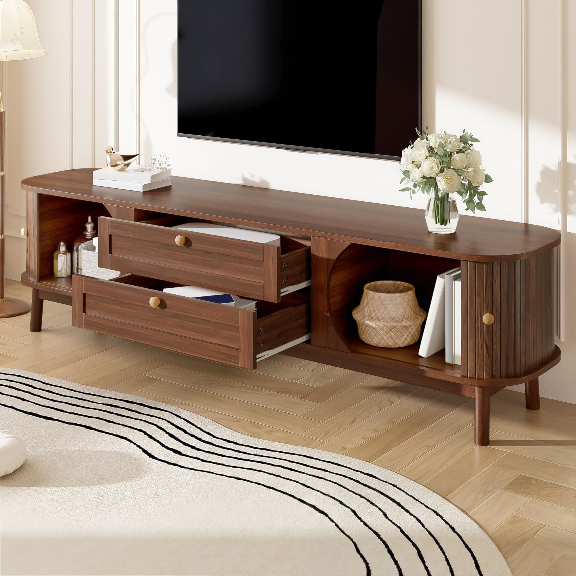 Mueble de TV moderno de nogal con aspecto de madera con cajones y compartimentos de almacenamiento, esquinas redondeadas, patas de madera sólidas, armario de TV con espacio de almacenamiento