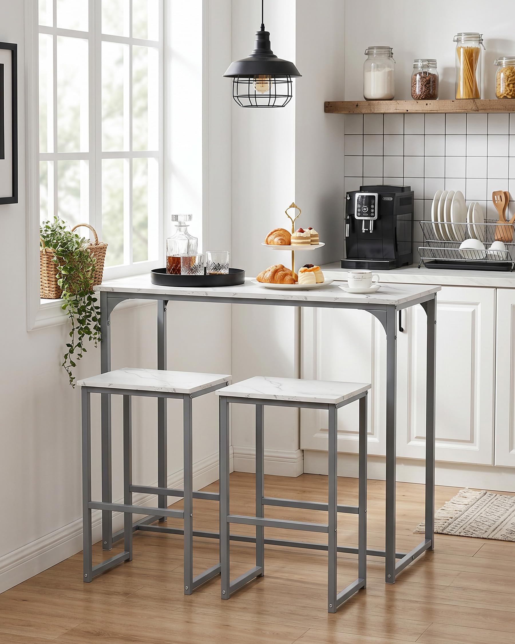 Tavolo Cucina Salvaspazio con Sedie, Tavolo Bar Alto con Sgabelli, Elegante semplicità in marmo bianco e cornice in argento, Ideale per ristoranti, bar, caffè, ecc.