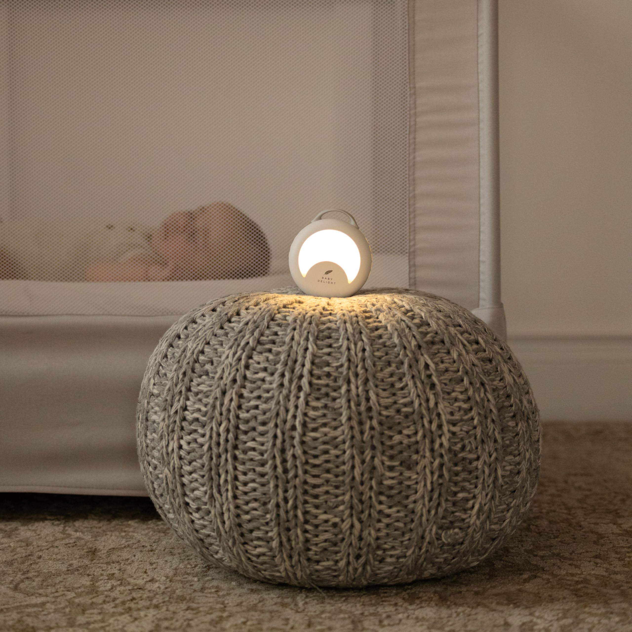 Baby Delight Tautropfen-Soundmaschine, tragbare Baby-Geräuschmaschine und Reise-Nachtlicht, 30 Schlafgeräusche, Schlaflieder, Naturgeräusche, weißes Rauschen und mehr, 8 Lichtfarben