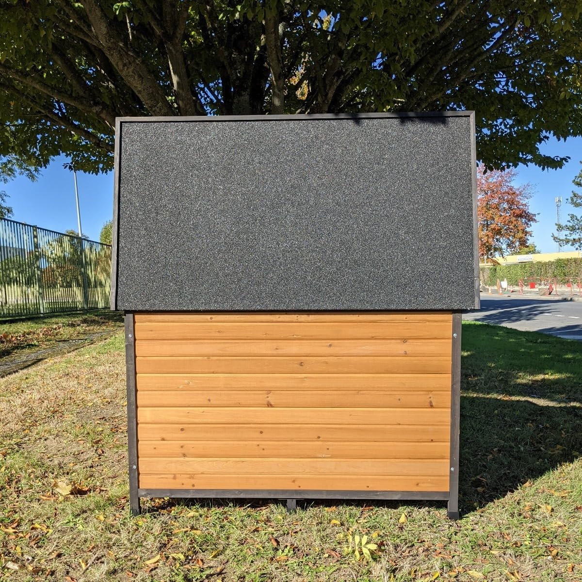 Animal Valley Hundehütte Deutscher Schäferhund mit Schiebedach und Terrasse – Holz und Kunststoff – L 136 x B 136 x H 95 cm – Größe XXL – Beige und Grau – für sehr große Hunde