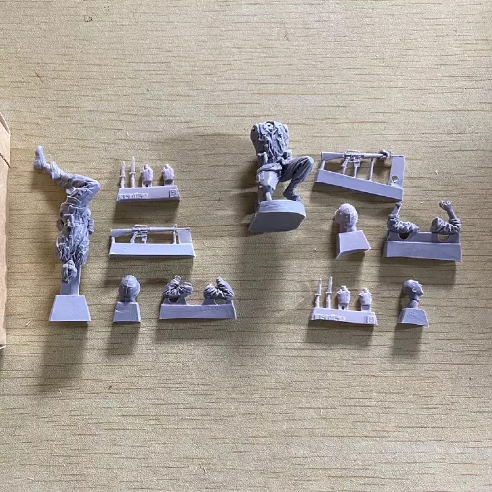 Risjc – Kit De Figurines 1/35 – Guerre Du Vietnam – Soldats Américains Sauvant Un Camarade – Résine Non Peinte