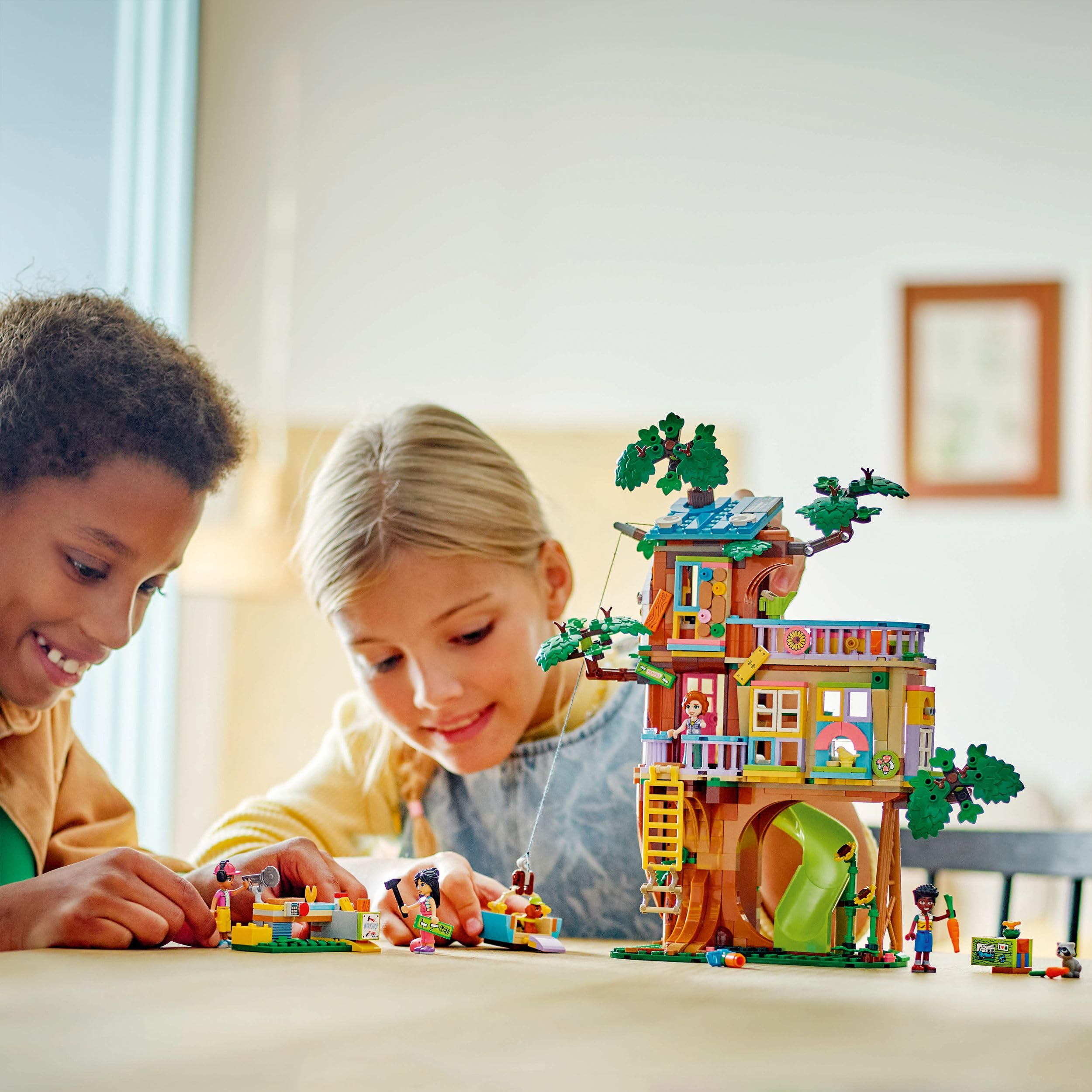 LEGO Friends Casa sull’Albero dell’Amicizia Giocattolo - Include 2 Figure di Animali, 4 Mini Bamboline, un Giardino e Accessori per il Cibo Giocattolo - Regalo Creativo per Bambine da 8 Anni - 42652