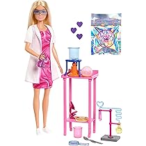 Barbie Carriere – Scienziata, set bambola bionda con camice bianco da laboratorio e accessori inclusi, tavolo, microscopio e becher cambia colore, giocattolo per bambini, 3+ anni, JCR70