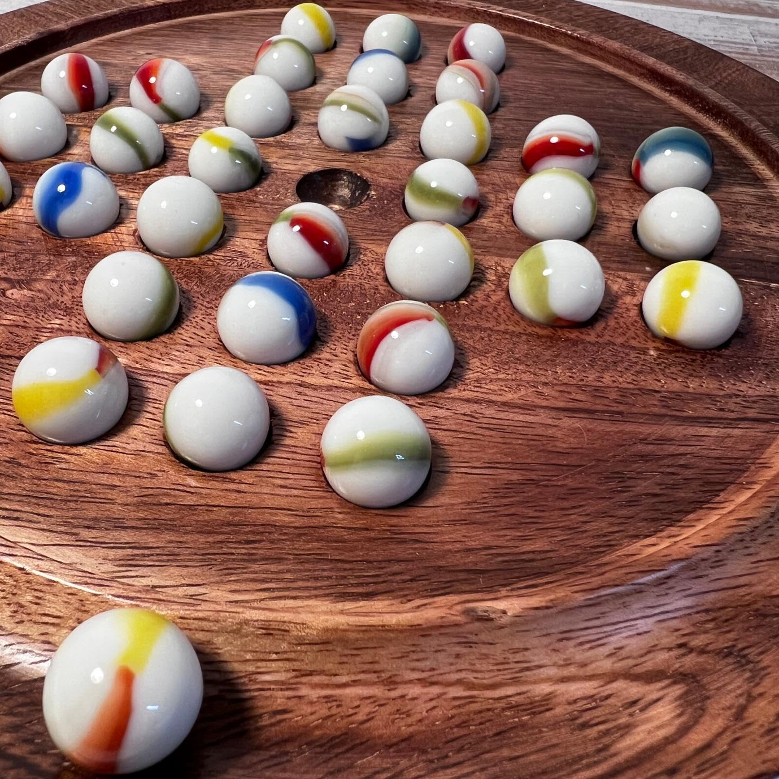 Solitaire Brettspiel aus Holz, 22 cm Durchmesser, mit Old Glory White Swirl Glasmurmeln, klassisches Solitärspiel aus Holz, Strategie-Brettspiel, Familien-Brettspiel, Spiele für einen, Brettspiele