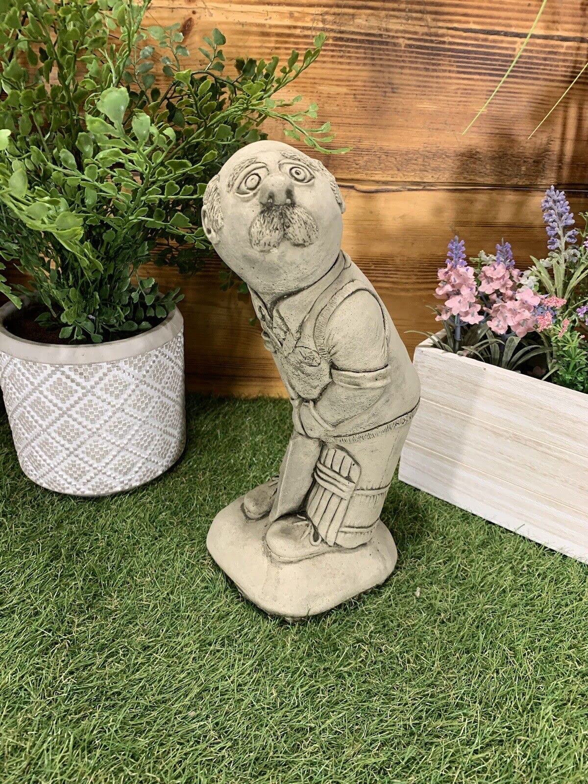 STONE GARDEN CRICKET BATTER GIFT CRICKETER CONCRETE ORNAMENT