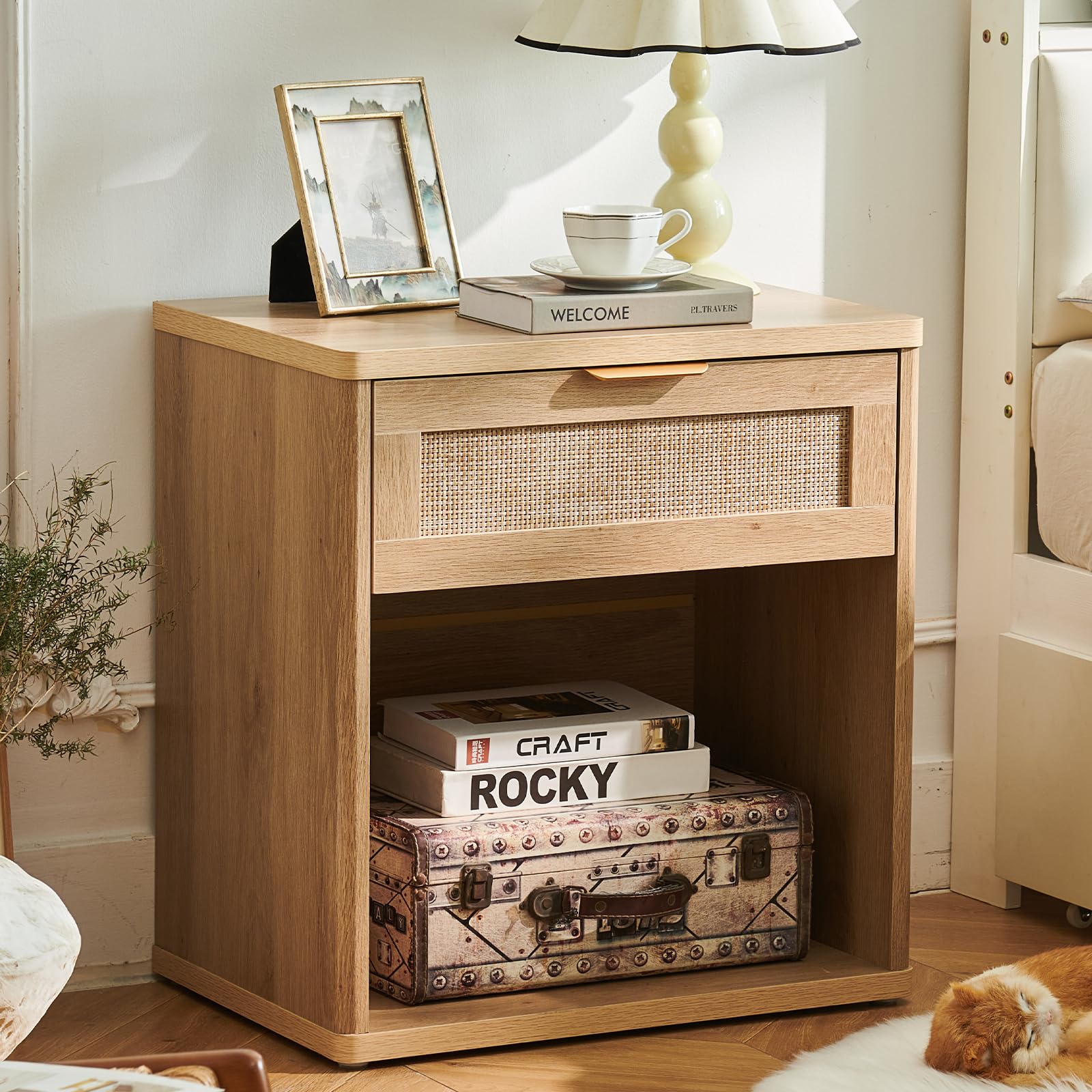 LELELINKY Mesita de noche de ratán de 23 pulgadas de ancho, mesita de noche bohemia con cajón, mesita de noche de madera natural, armario de almacenamiento abierto, mesas auxiliares de cama para