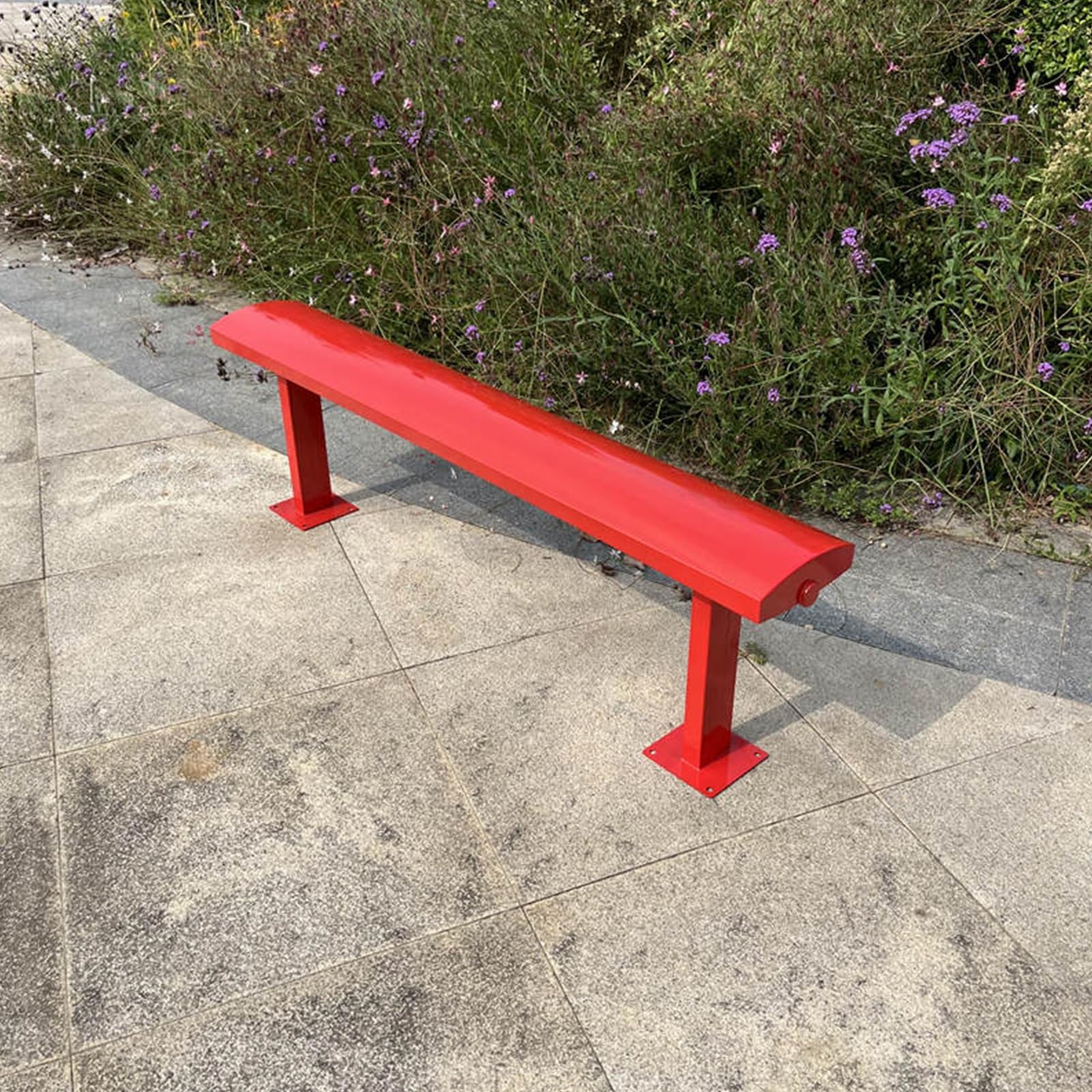 Banc de parc rouge 120 cm idéal pour un arrêt de bus abrité