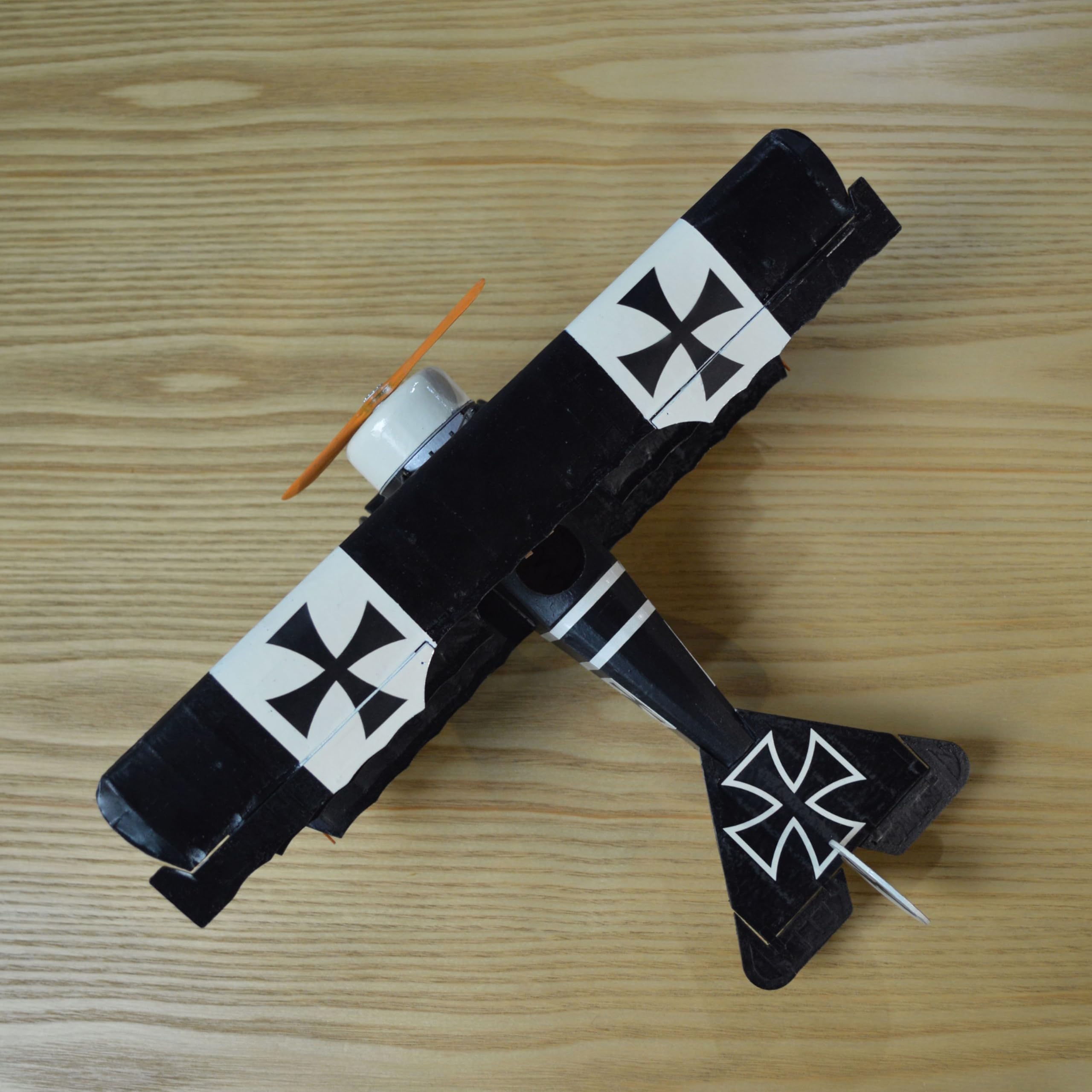 Fokker Dr.1 Slow Flyer Modellflugzeug Kit, Maßstab 1:20, 358 mm Spannweite, RC Flugzeugmodell Baukasten, Modell Flugzeug zum selbst Bauen, gelaserte Balsa Holz Bauteile, 358 x 280 x 135 mm, 48 g RTF