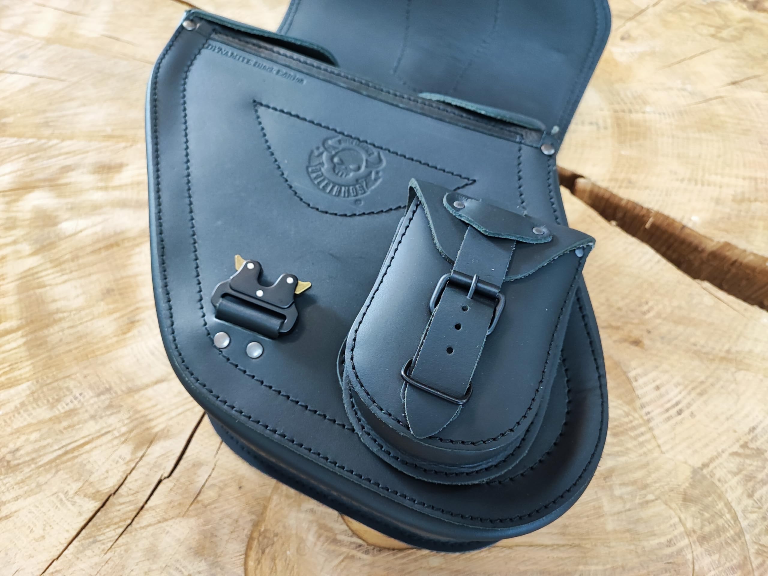 Seitentasche Dynamite Blackline Links kompatibel mit Harley Davidson Dyna Super Glide Fat Bob Street Bob Low Rider Sportster Motorradtasche Leder Koffer