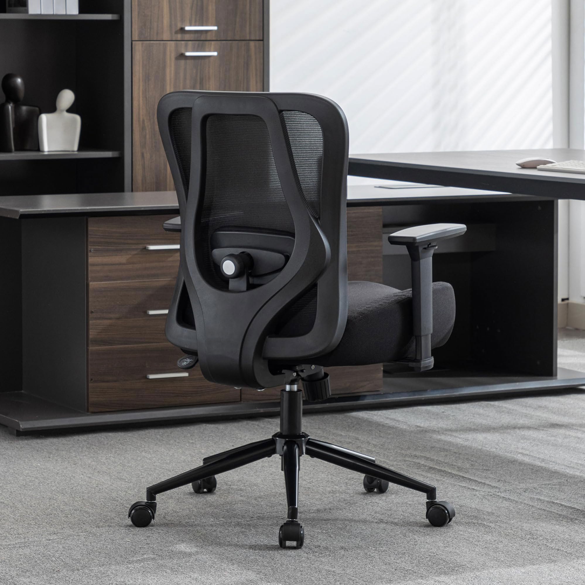 UEV Bürostuhl Ergonomisch bis 230KG, Wippfunktion, 73 x 69 x 93 cm, Schwarz | Schreibtischstuhl mit Armlehnen, höhenverstellbarer Arbeitsstuhl, Drehstuhl mit Netzbespannung, atmungsaktiv Stoff
