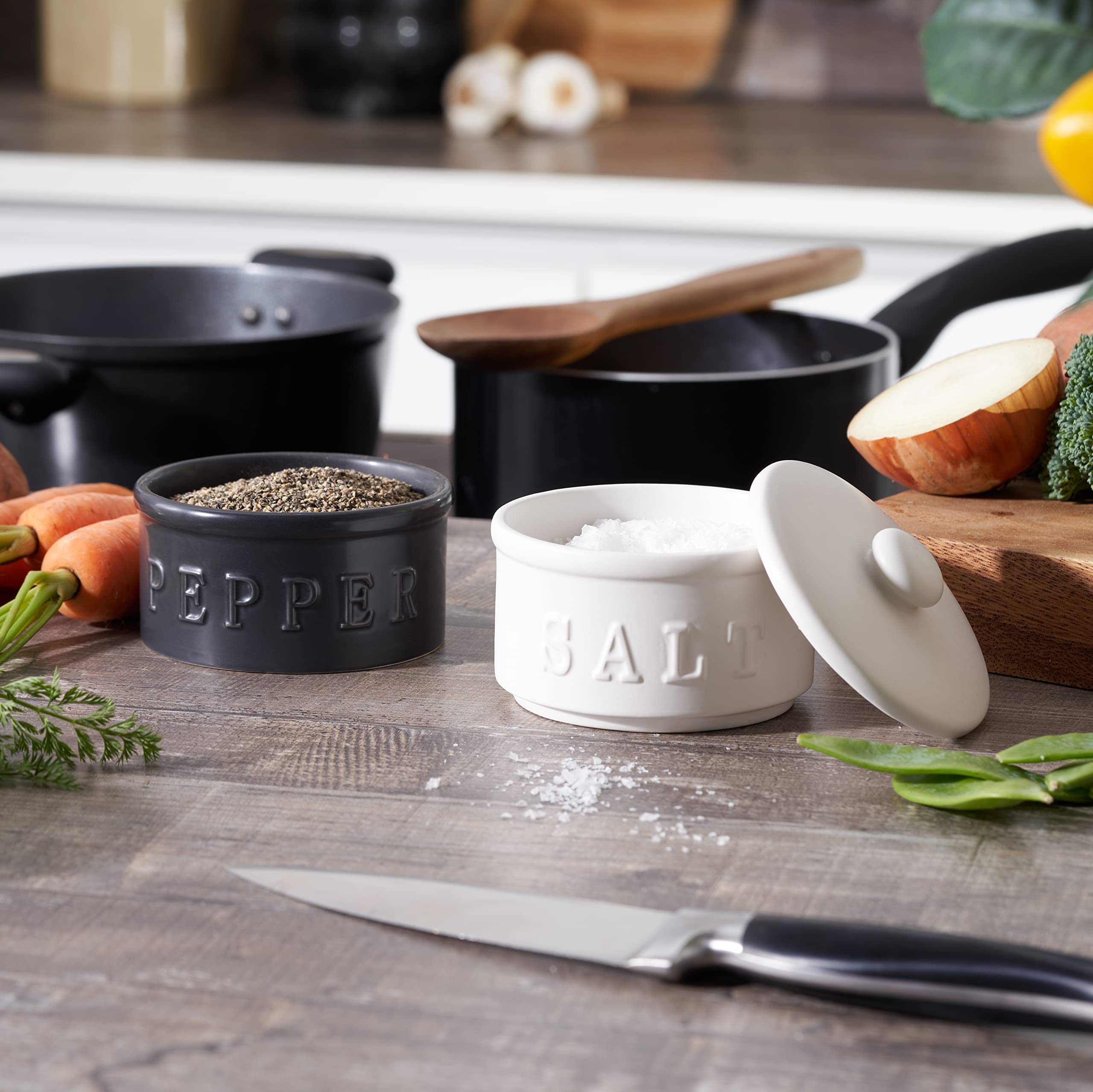 Pila de sal y pimienta con tapa, juego de 2 – Decoración rústica apilable para tu cocina – Contenedores y accesorios de mesa boho para el hogar – Soporte de cerámica para el mostrador