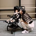 Mompush Lithe V2 Poussette légère + Plateau à collations, Pliage ultra-compact et prête pour les voyages en avion, Siège inclinable presque à plat, Porte-gobelet, Housse de pluie et sac de voyage inclus