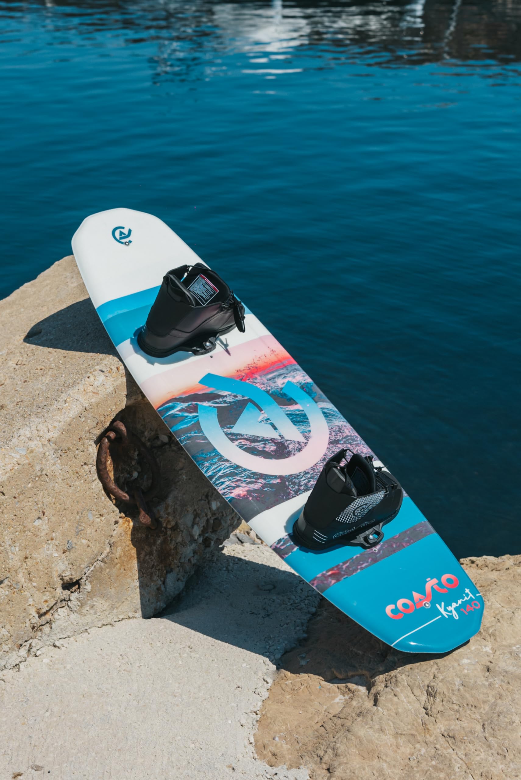 Coasto Wakeboard Kyanit 140 PB-CWKBKYANIT Planche Légère Confortable Pratique pour Tous Les Riders Tout Niveau Chausses Comprises Charge Max 90 kg 140 cm