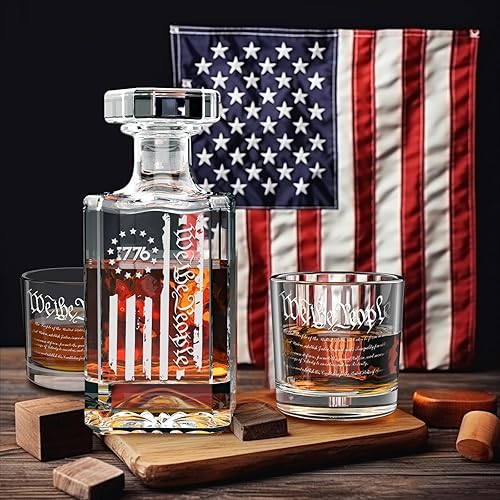 Decantador de whisky grabado We The People, juego de decantador de whisky de 22.5 onzas líquidas con 2 vasos para licor escocés, bourbon o vino,
