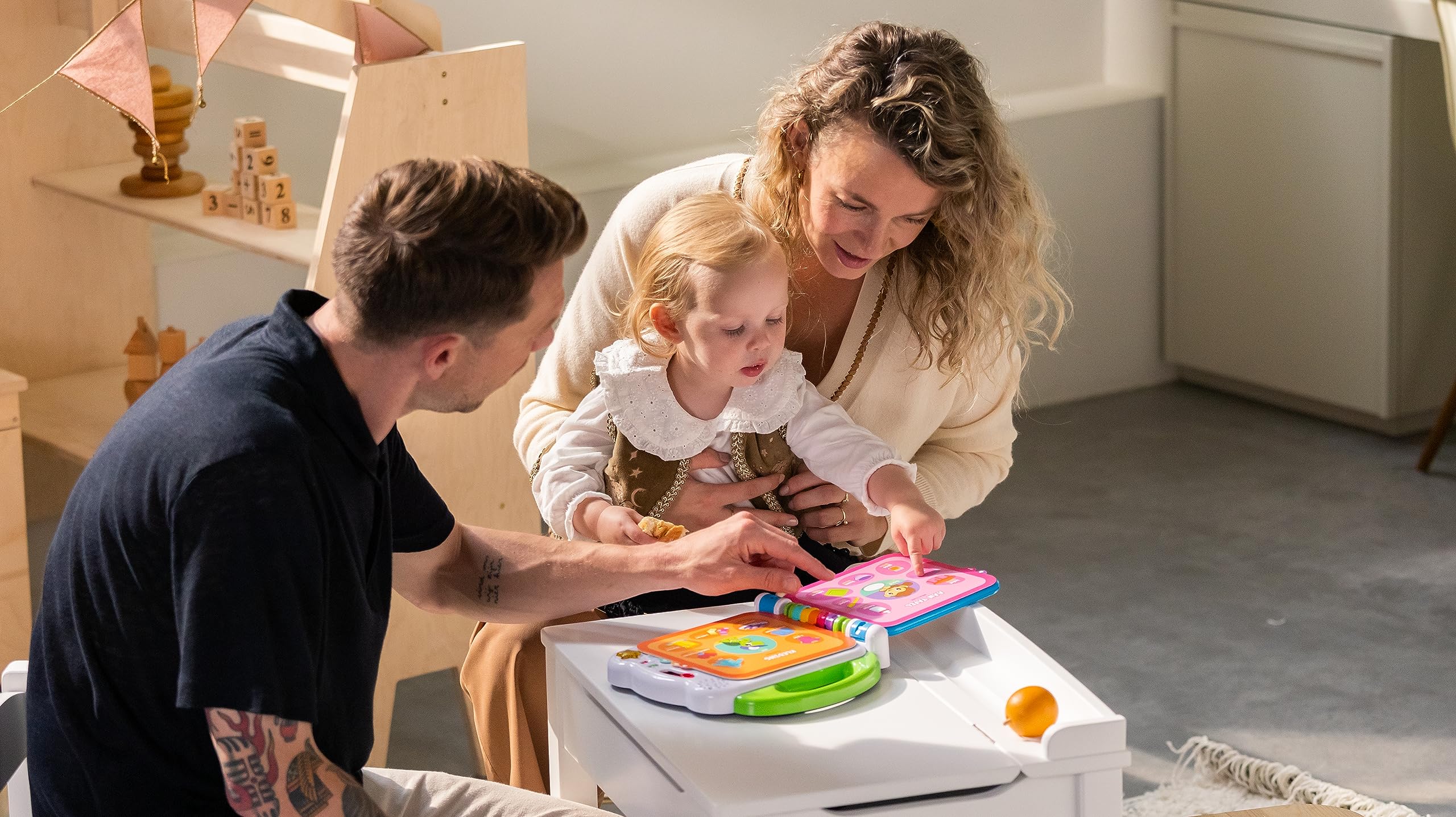 VTech Il Mio Primo Libro Illustrato - Le Mie Prime 100 Parole, Libro Bilingue Sensoriale per Bambini, Lingua Italiana e Inglese, Gioco Neonato con 3 Modalità, Batterie Incluse, 18 Mesi - 4 Anni