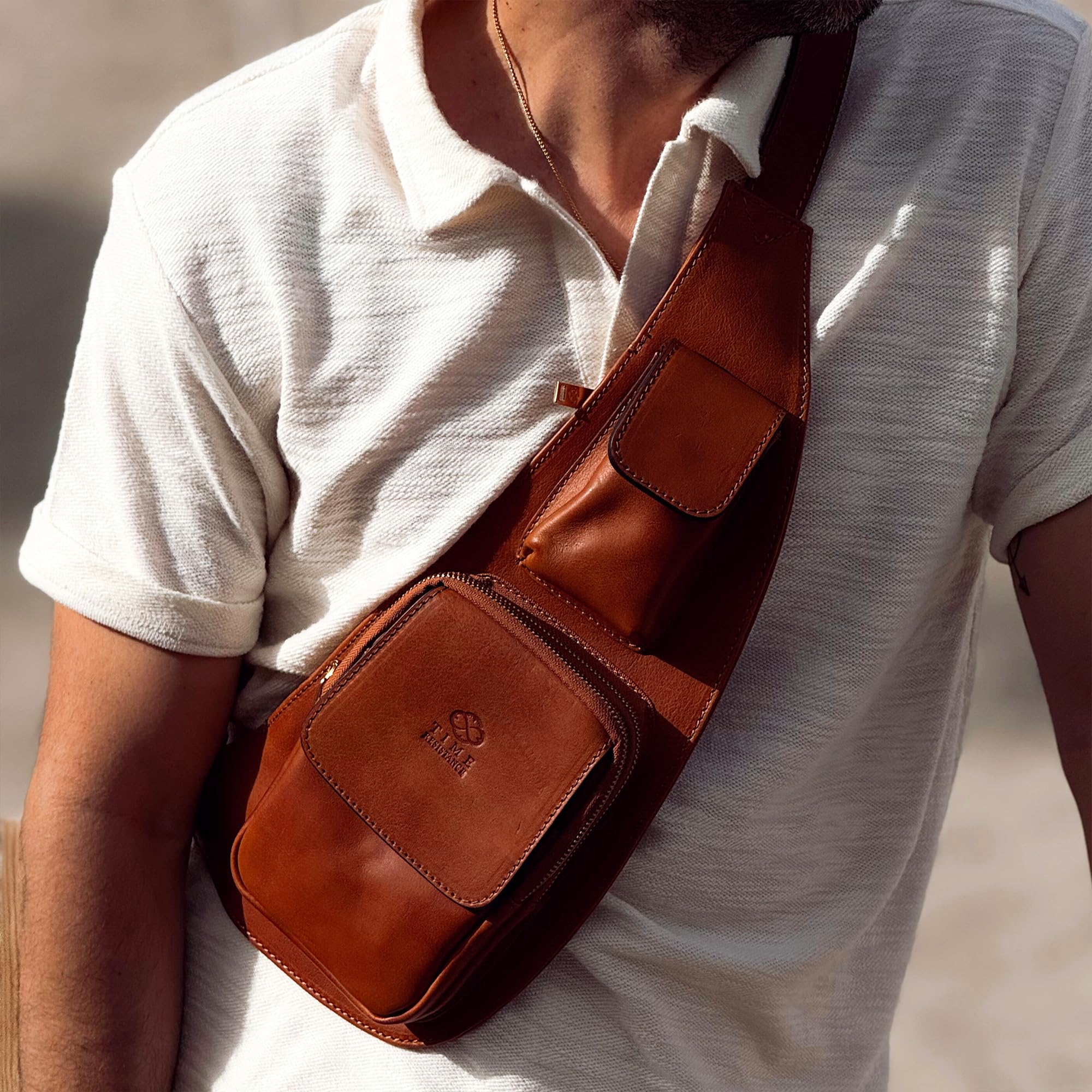 Time Resistance Zaino Monospalla Uomo in Vera Pelle – Comodo Marsupio Monospalla Uomo Realizzato in Italia da Esperti Artigiani – Zainetto Uomo Piccolo con Tracolla Regolabile