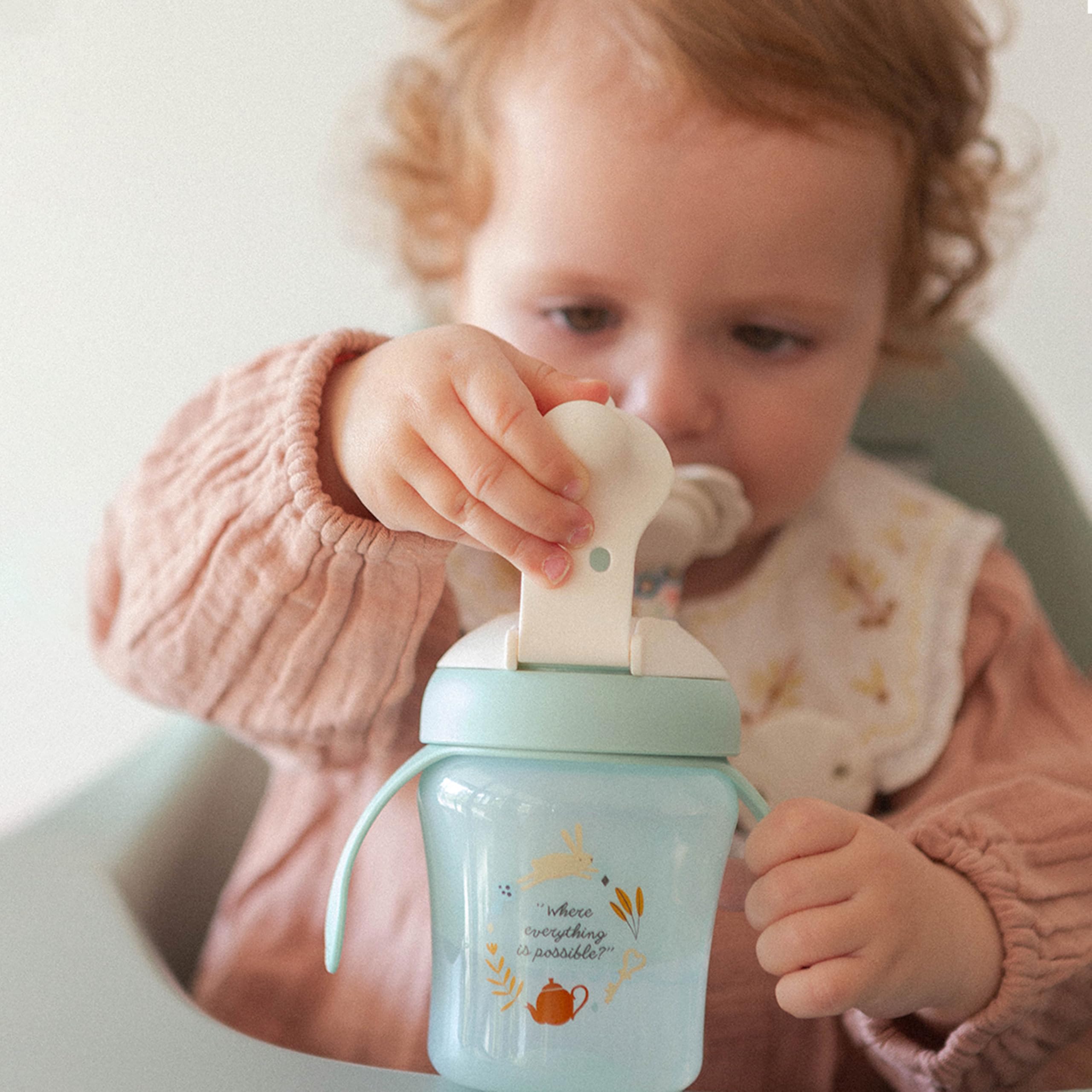 Suavinex, Tasse d'Apprentissage avec Bec Rigide. Gobelet Bébé Anti Fuite avec Couvercle Rabattable et Anses. Passe au Lave-Vaisselle. Trainer Cup 200 ml. Verre Bébé et Enfats +6 Mois. Wonderland Rose