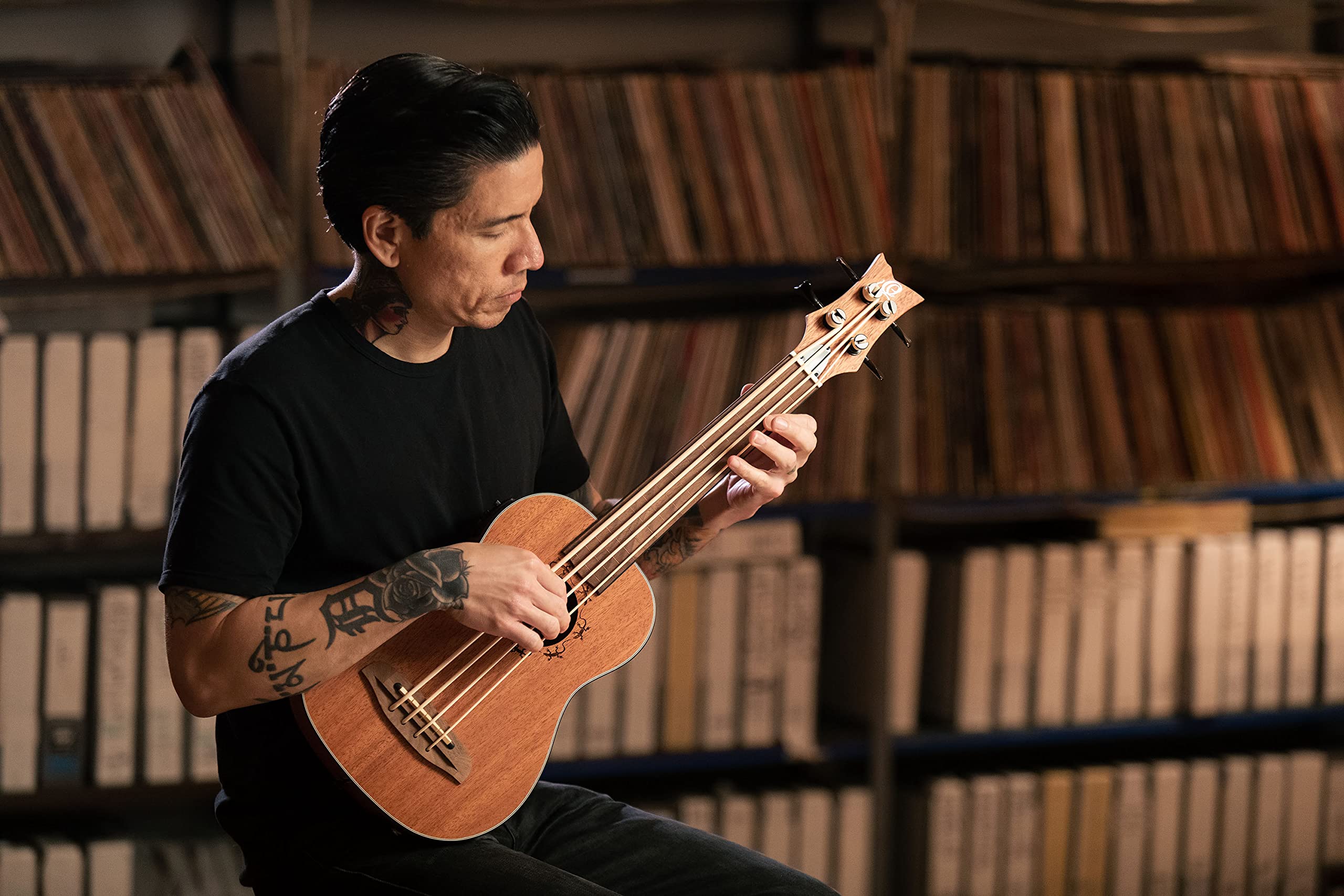 Ortega Guitars Bass Ukulele Elektro-Akustisch – ohne Bundstäbchen – Lizard Series – Inklusive Gig Bag – Mahagoni, Natur (LIZZY-BSFL-GB)