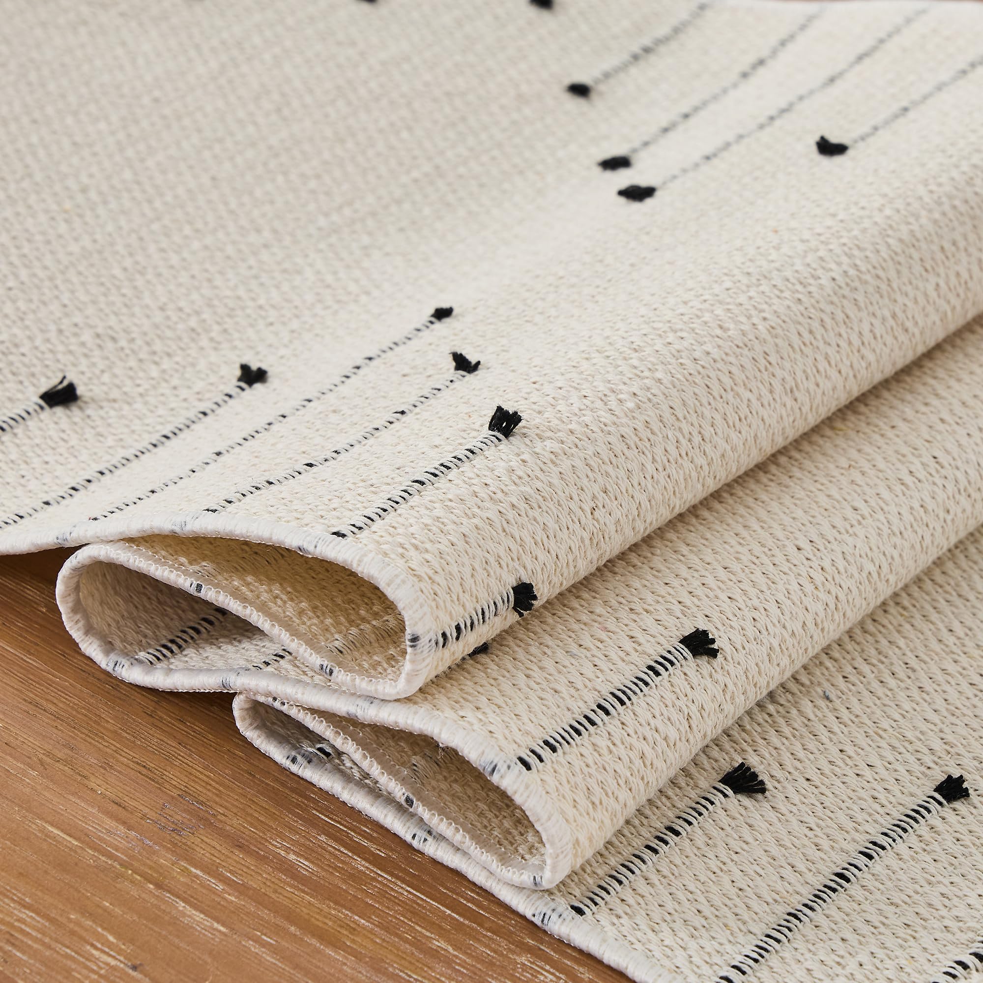Chemin de table de 122 cm de long – Style bohème avec pompons faits à la main – 70 % coton et 30 % lin – Décoration d'intérieur moderne pour salon (beige noir, 30,5 x 121,9 cm)