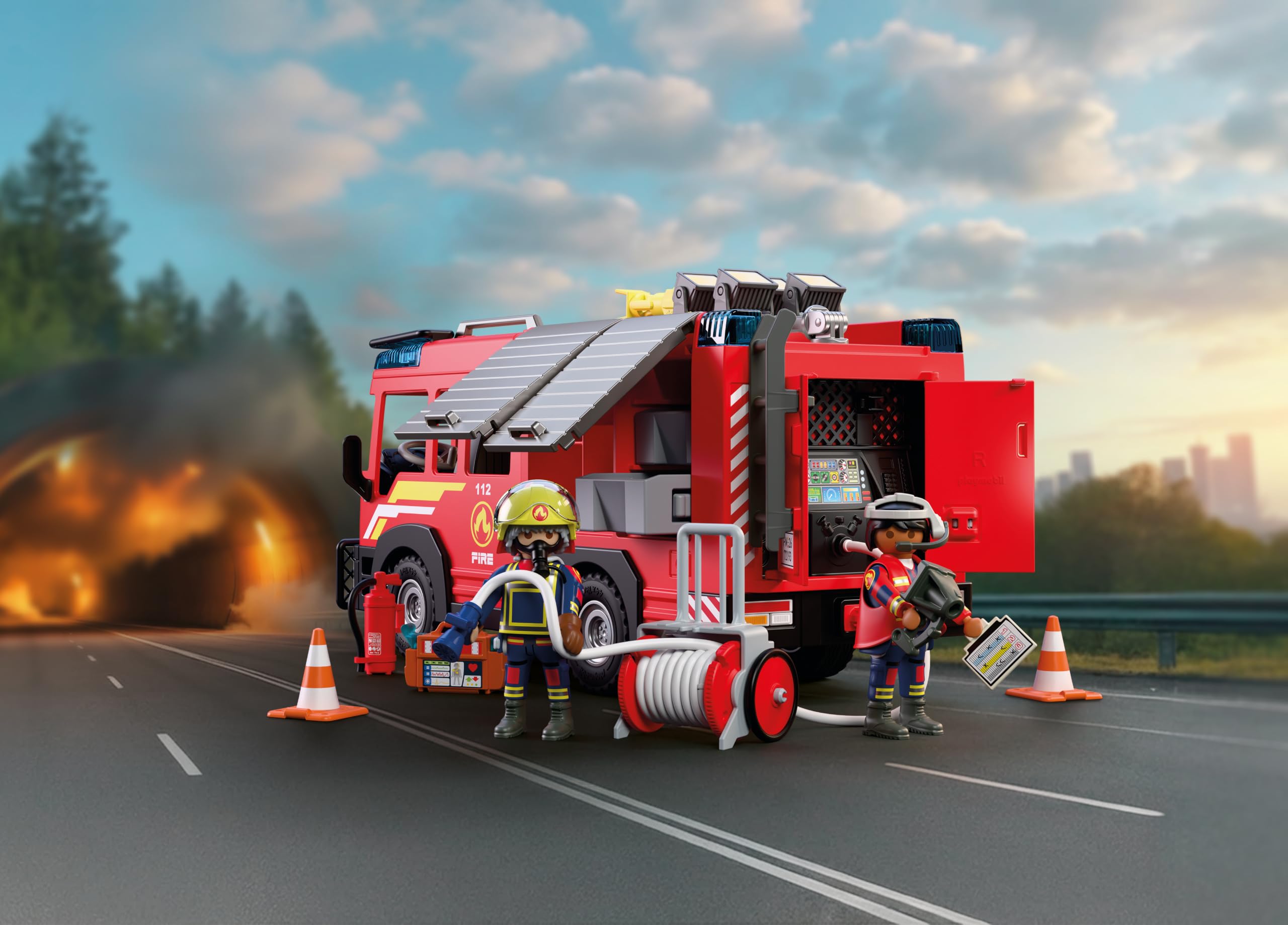 PLAYMOBIL | City Action | Pojazd ratunkowy dla strażaków | Pojazd ratunkowy ze światłem, dźwiękiem, działem gaśniczym i akcesoriami | Od 4 lat | 72193