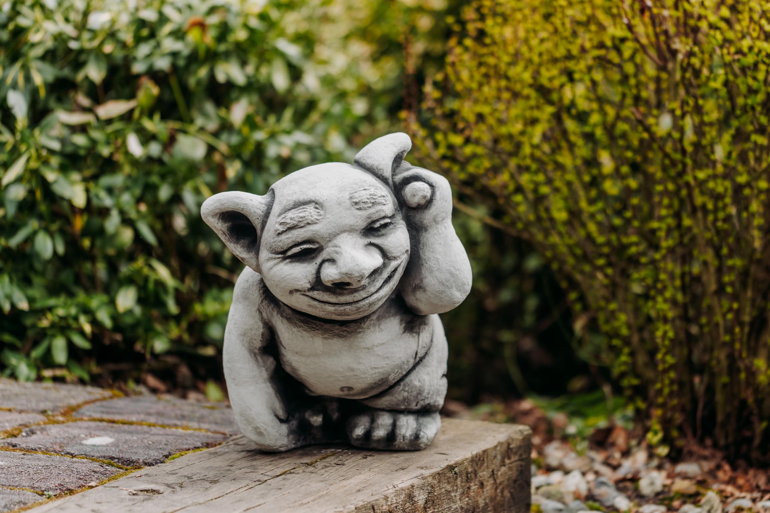 gartendekoparadies.de Massive Steinfigur lustiger XXL Troll Modell Neandertaler, Höhe 30 cm, Grau, 15 kg, Figur aus Steinguss frostsicher für den Außenbereich