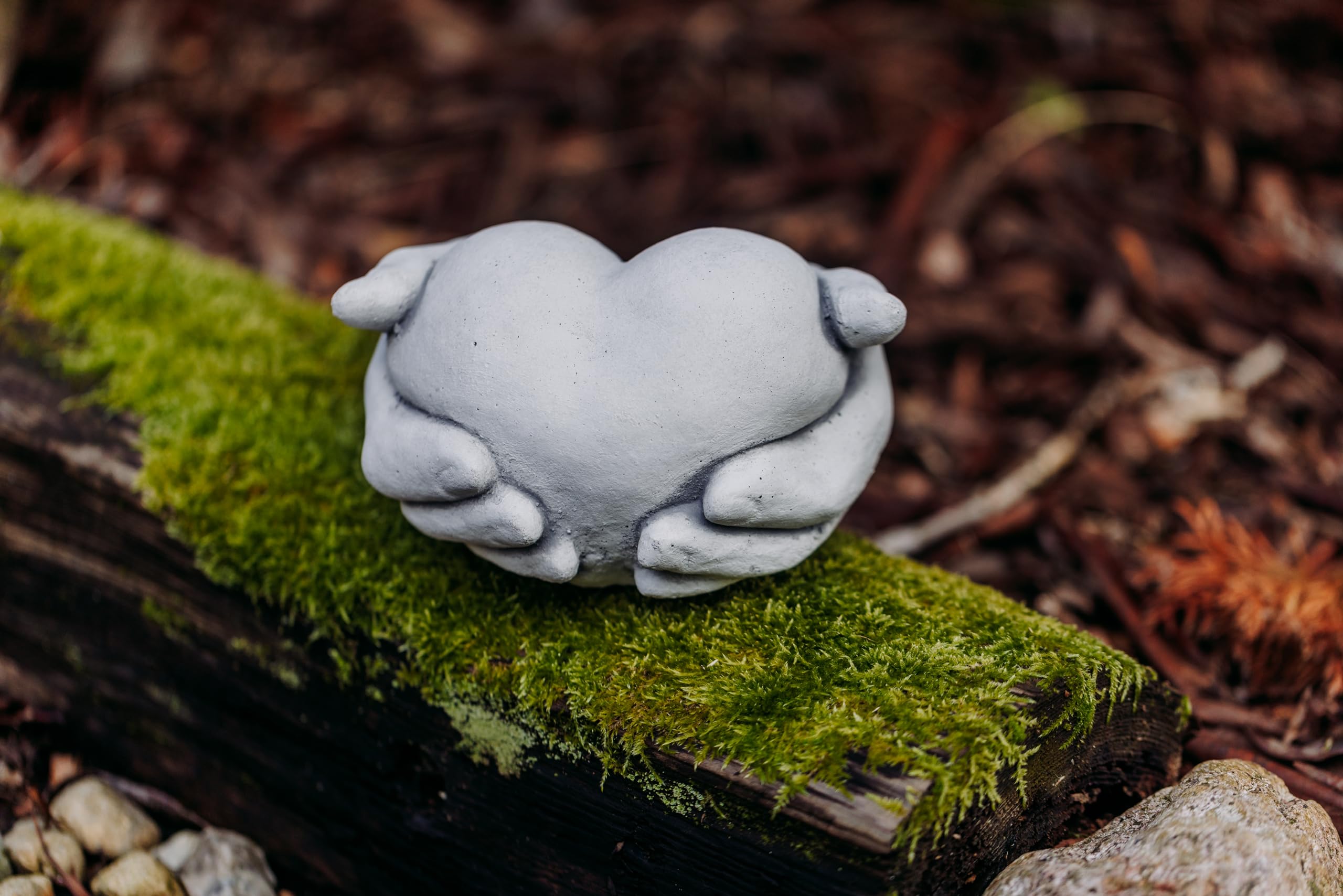 gartendekoparadies.de Herz in Hand Skulptur aus Steinguss, Grau, Frostsicher, H. 10 cm, 3 kg
