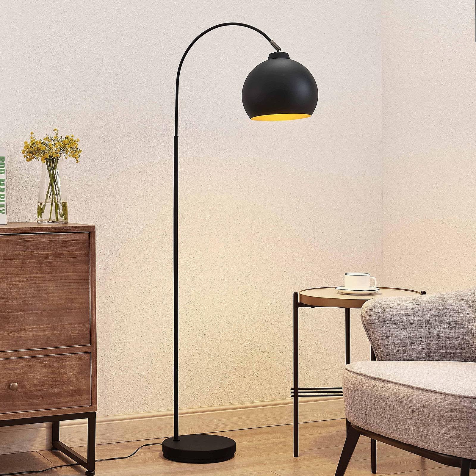 Lindby Stehlampe Metall schwarz gold, Bogenlampe mit Fußschalter 1x E27, Leselampe Standlampe Wohnzimmer, Stehleuchte Wohnzimmerlampe, Standleuchte