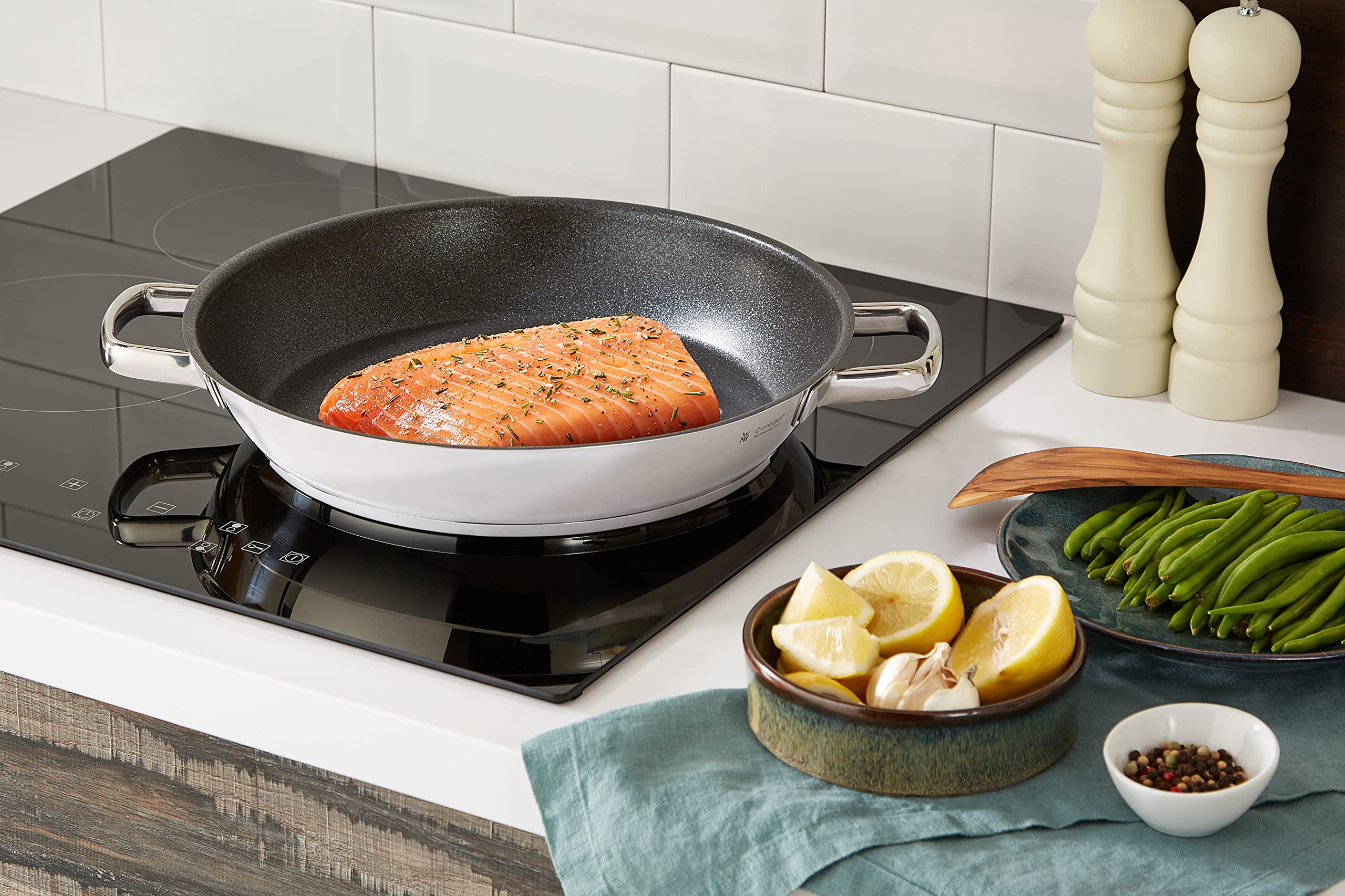 WMF Permadur Advance Servier-/ Bratpfanne Induktion 32 cm, Edelstahlpfanne, Cromargan Edelstahl beschichtet, backofenfest