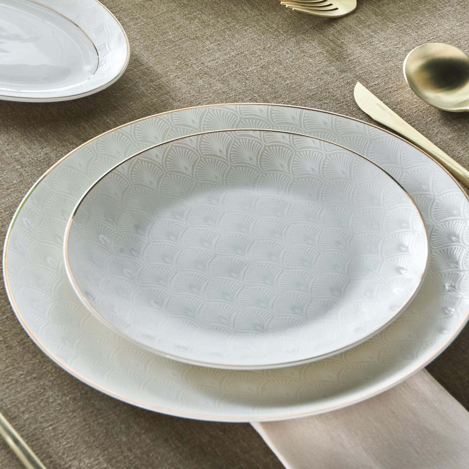 Karaca Set di stoviglie da cucina moderno per 12 persone, in porcellana Bone China, lavabili in lavastoviglie, durevoli ed eleganti, finiture dorate, 53 pezzi