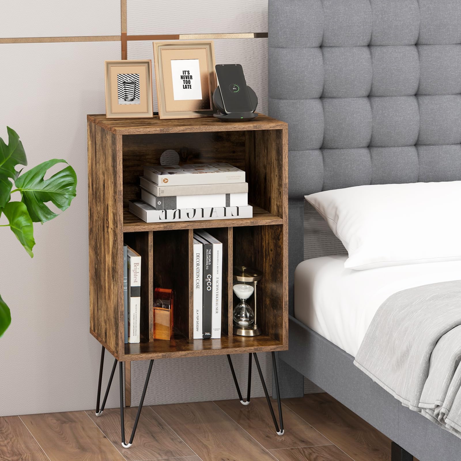 KOMFOTTEU Supporto per Giradischi in Vinile con Stazione di Ricarica, 5 Scomparti, Espositore per Dischi con Gambe in Metallo, Mobile Giradischi Capacità di Carico 50kg, 48 x 40 x 88 cm (Marrone)