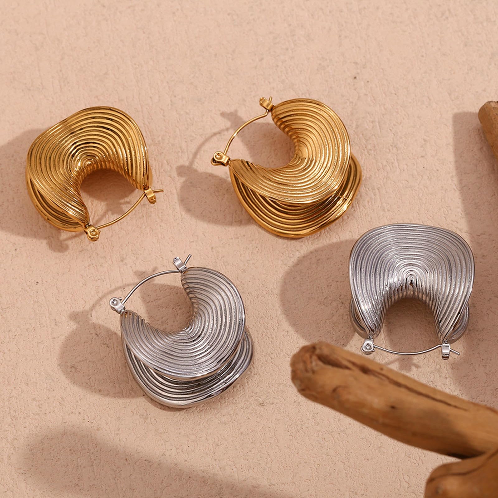 Edelstahl 18 Karat vergoldet, modische, individuell gefaltete High-Low-Ohrringe mit Gewindekrempe, schickes Damen-Accessoire-Geschenk