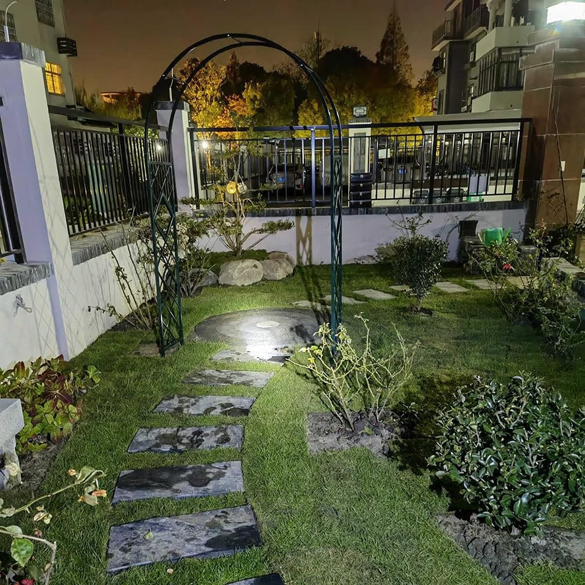 Arche de jardin tubulaire pour créer une allée de roses au cœur du parc