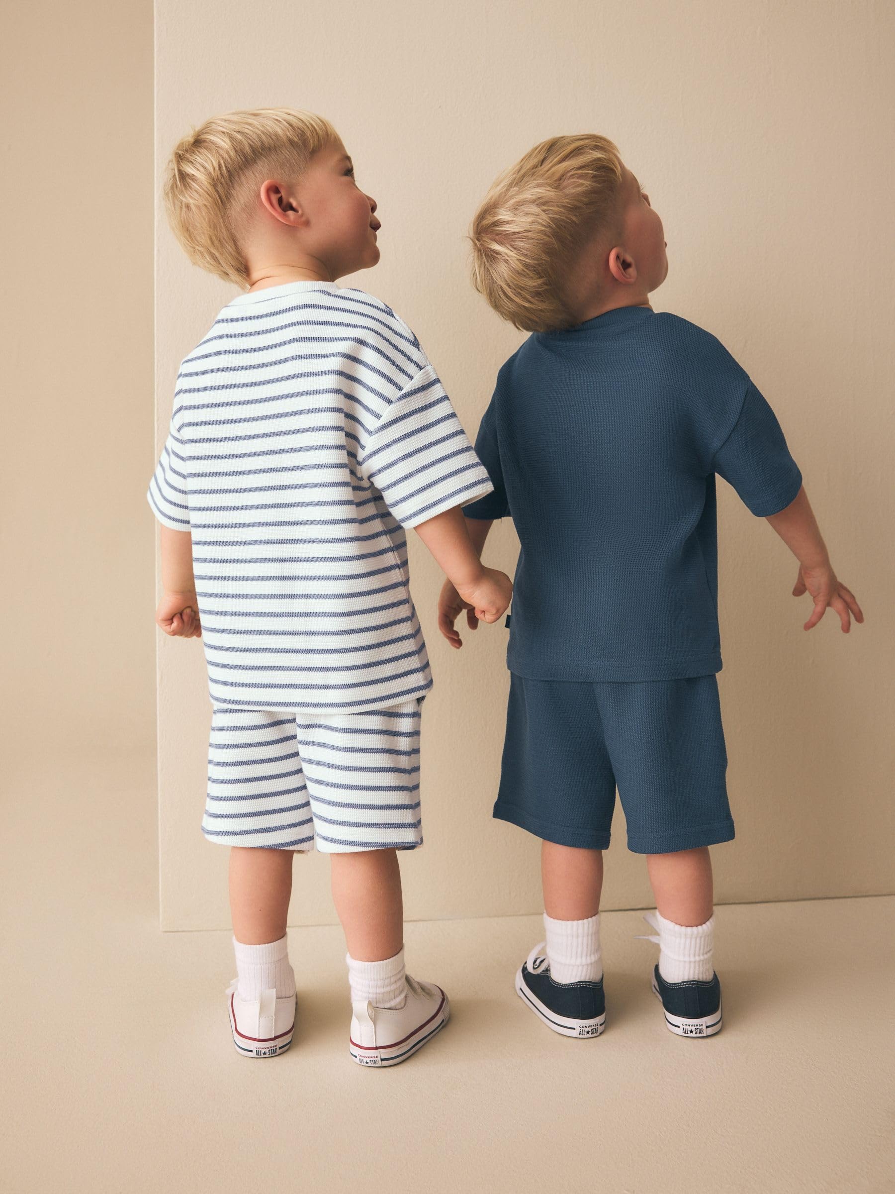 NEXT Jungen Kurzärmeliges T-Shirt und Shorts im 2er-Set