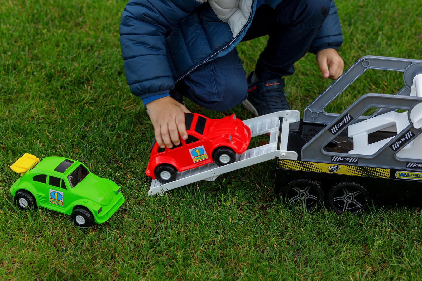 Wader 36231 - Magic Truck Autotransporter mit 2 hochwertigen Fahrzeugen und Abfahrrampen, Größe ca. 79 cm, für Kinder ab 3 Jahren, geeignet als Geschenk für kreatives Spielen