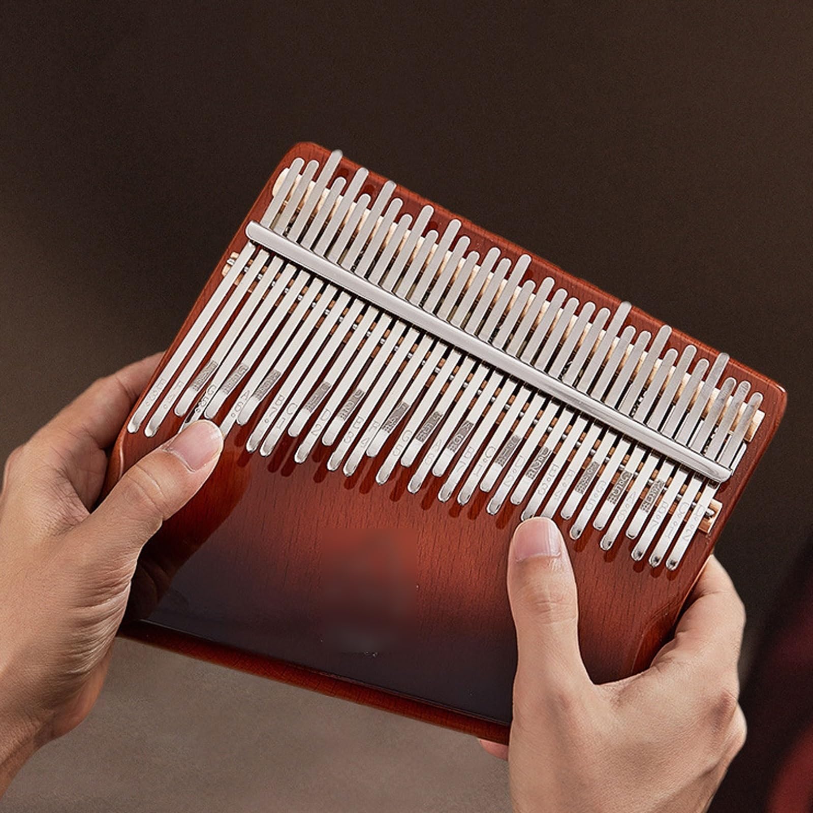 Kalimba Instrument 34 Tasten Holz Tragbar Komfortabler Griff, Daumenklavier Anfänger Musikliebhaber Fingerklavier Mit Noten Stimmungshämmer, Musikführer(Brown B)