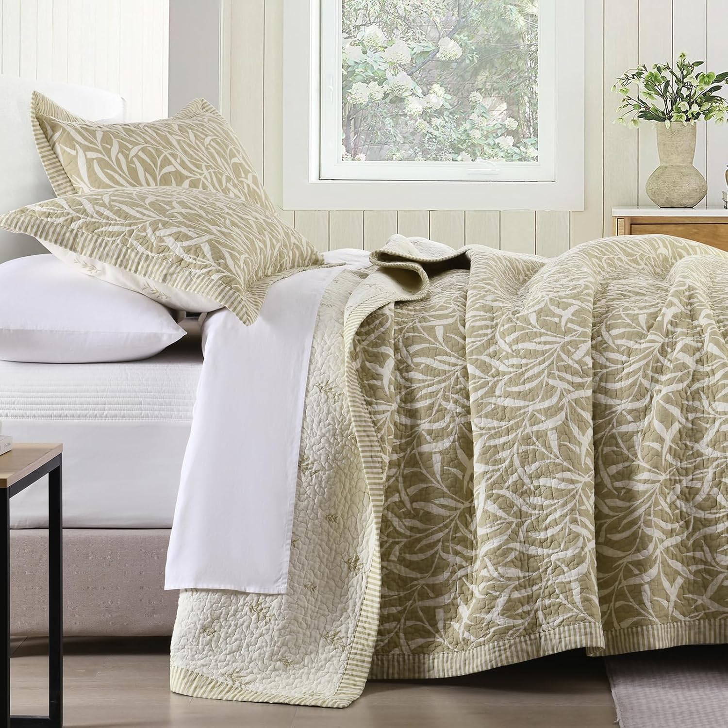 KALOOLA Botanical Quilts Queen Size, 100% Cotton Reversible Quilted Bedding Set 3 Pieces, Vintage Leaf Pattern Bedspread with 2 Pillowshams, Lightweight Printed Coverlet for All Season, Khaki/White