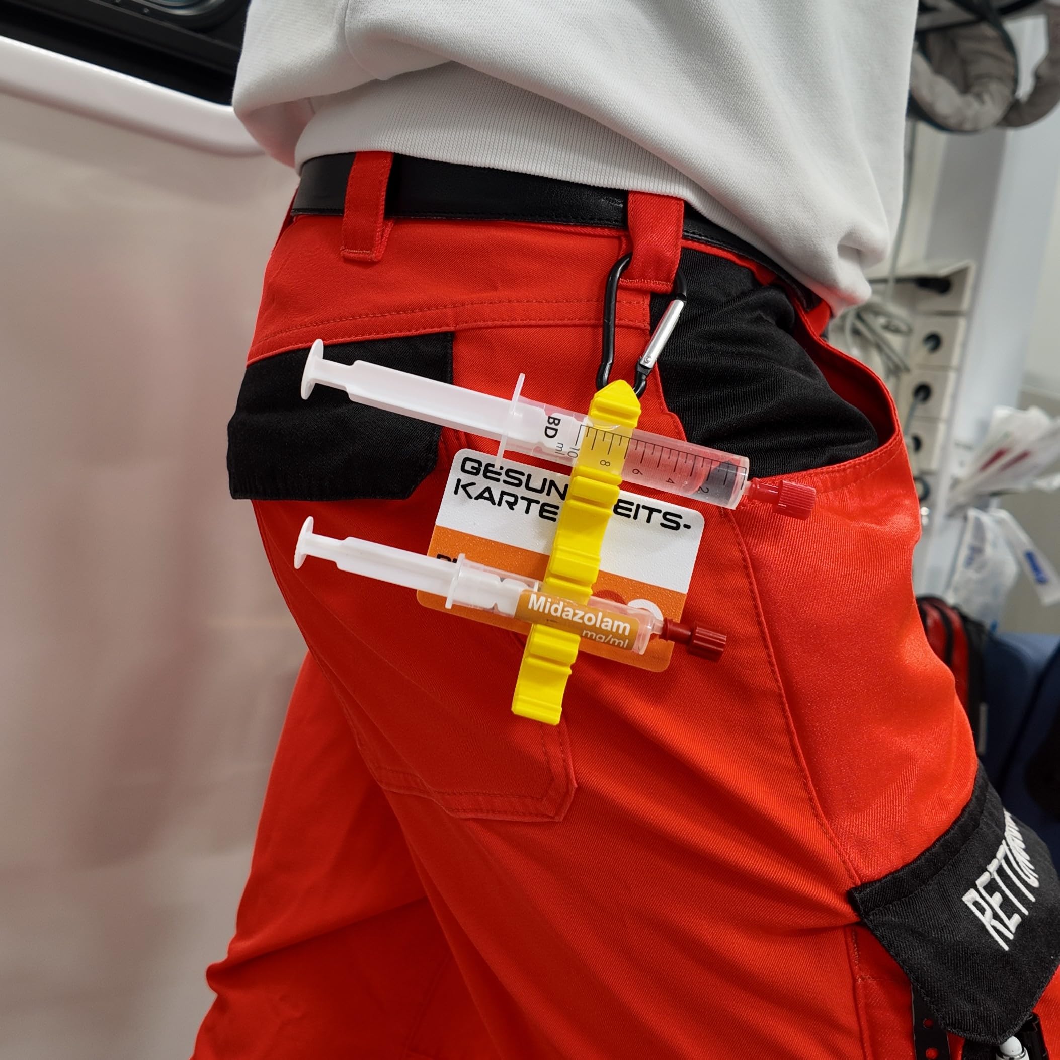 PROTEX-ON Spritzenhalter Slim – kompakte Spritzenhalterung für Rettungsdienst & Notfall (Rot)