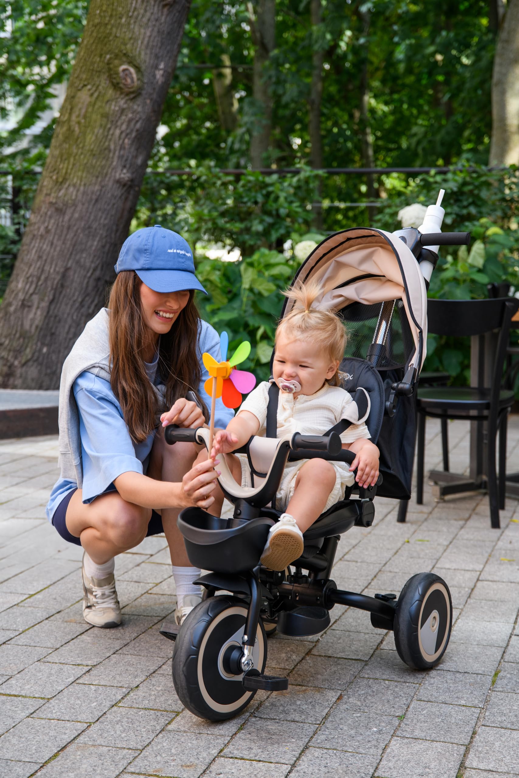 Triciclo per bambini MoMi IVI, seduta girevole 360°, cinture a 3 punti, poggiapiedi, tettuccio parasole, ruote EVA, manubrio regolabile, borsa e cestino portaoggetti