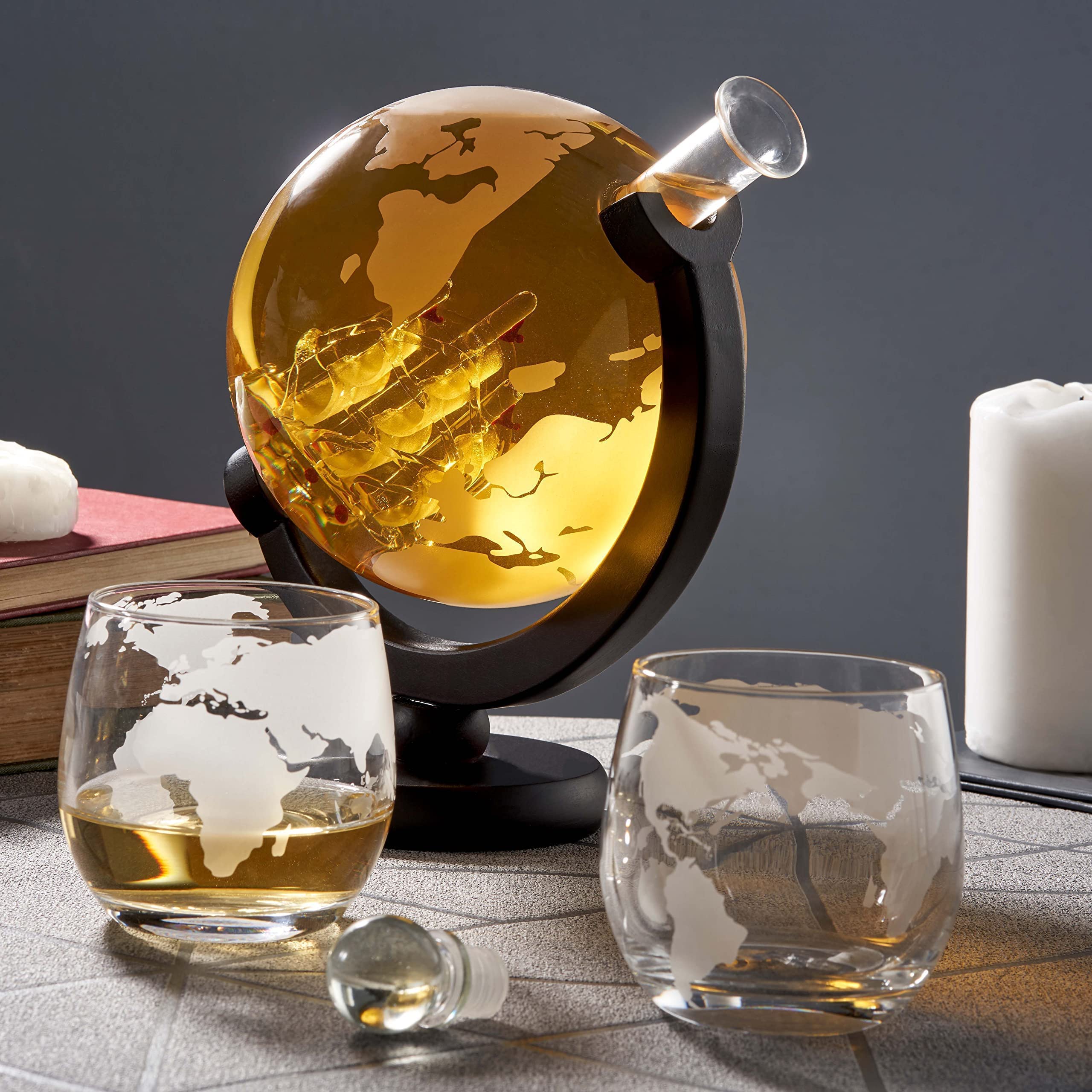Oak & Steel - Carafe à Whisky Globe (1500ml) avec 2 Verres, 4 Pierres à Whisky en Acier Inoxydable, 1 Pince à Glace & Plus - Cadeau Anniversaire & Fête des Pères pour Homme