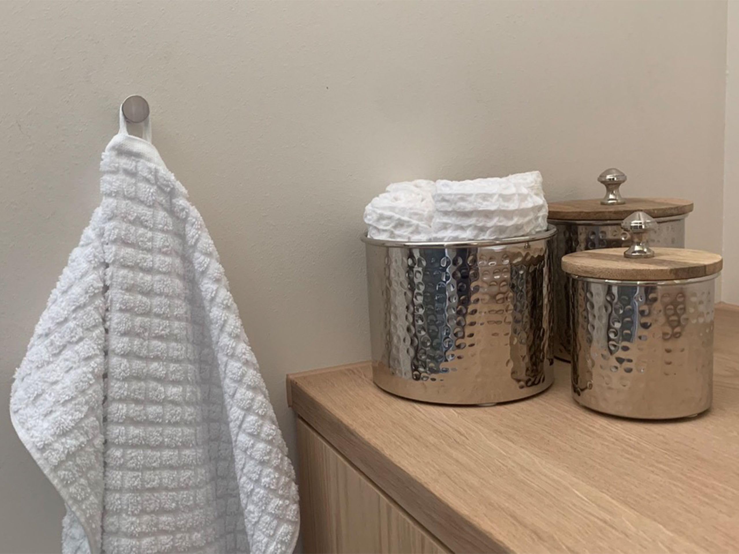 Beliani Juego de 9 Toallas de baño y Alfombrilla de baño de algodón Blanco de Low Twist para Invitados Atai
