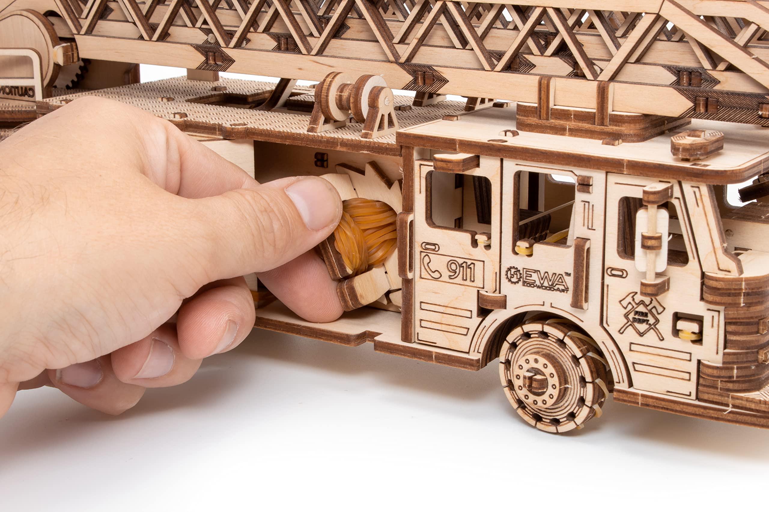 MAGICHOLZ – 3D Holzpuzzle Modellbau Feuerwehrauto LKW – Mechanischer Holzbausatz mit Aufziehmotor – 3D Puzzle Holz Modellbausatz Erwachsene – DIY Set, kein Kleber erforderlich